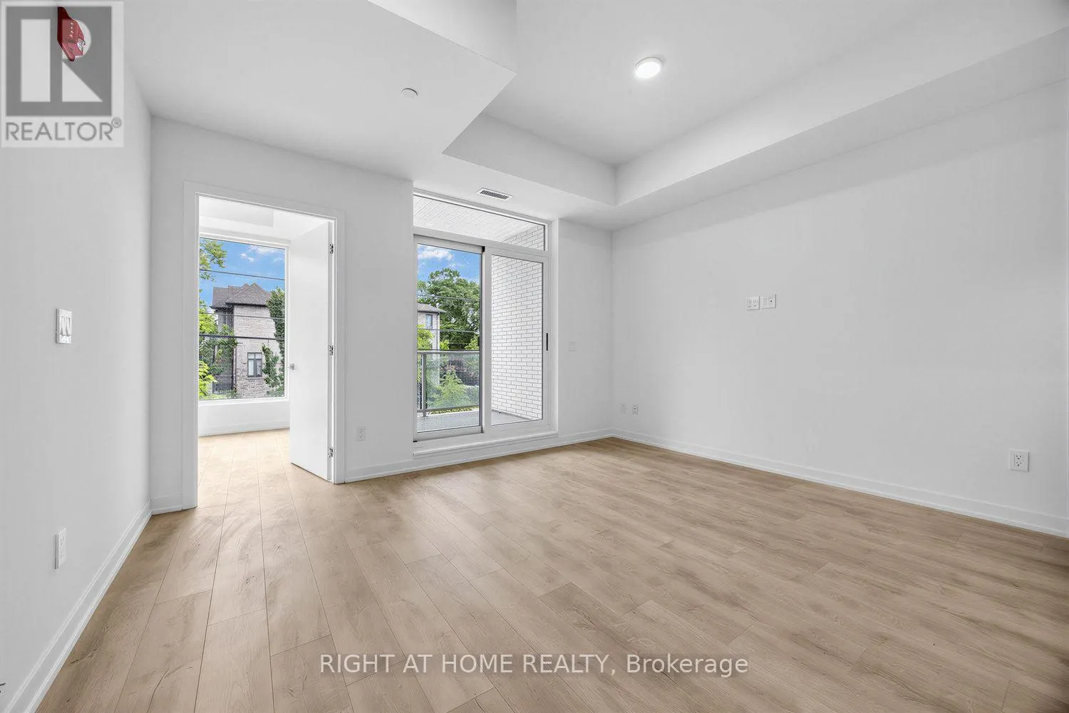207 - 722 MARLEE AVENUE