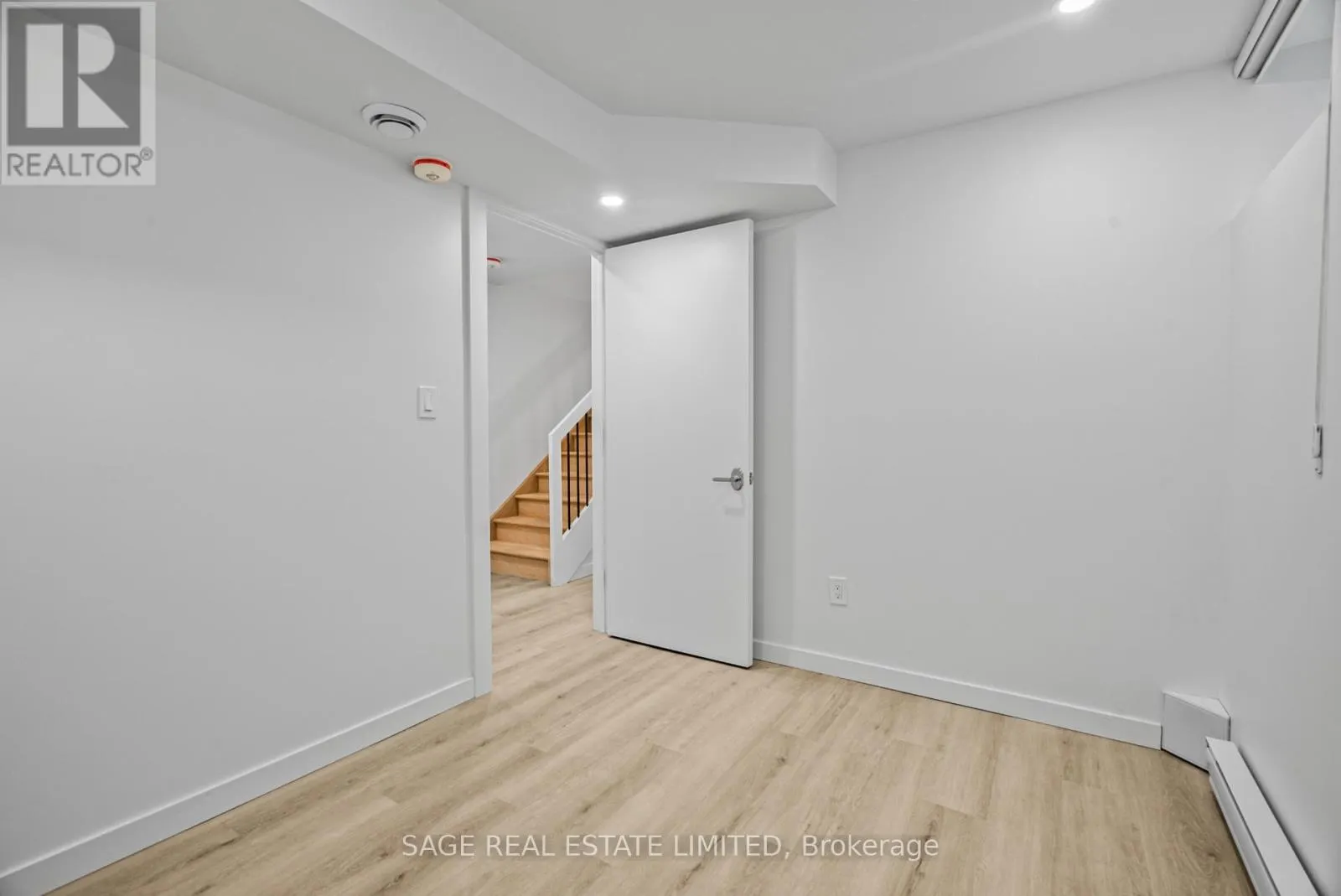 25 CHAMBERLAIN AVENUE