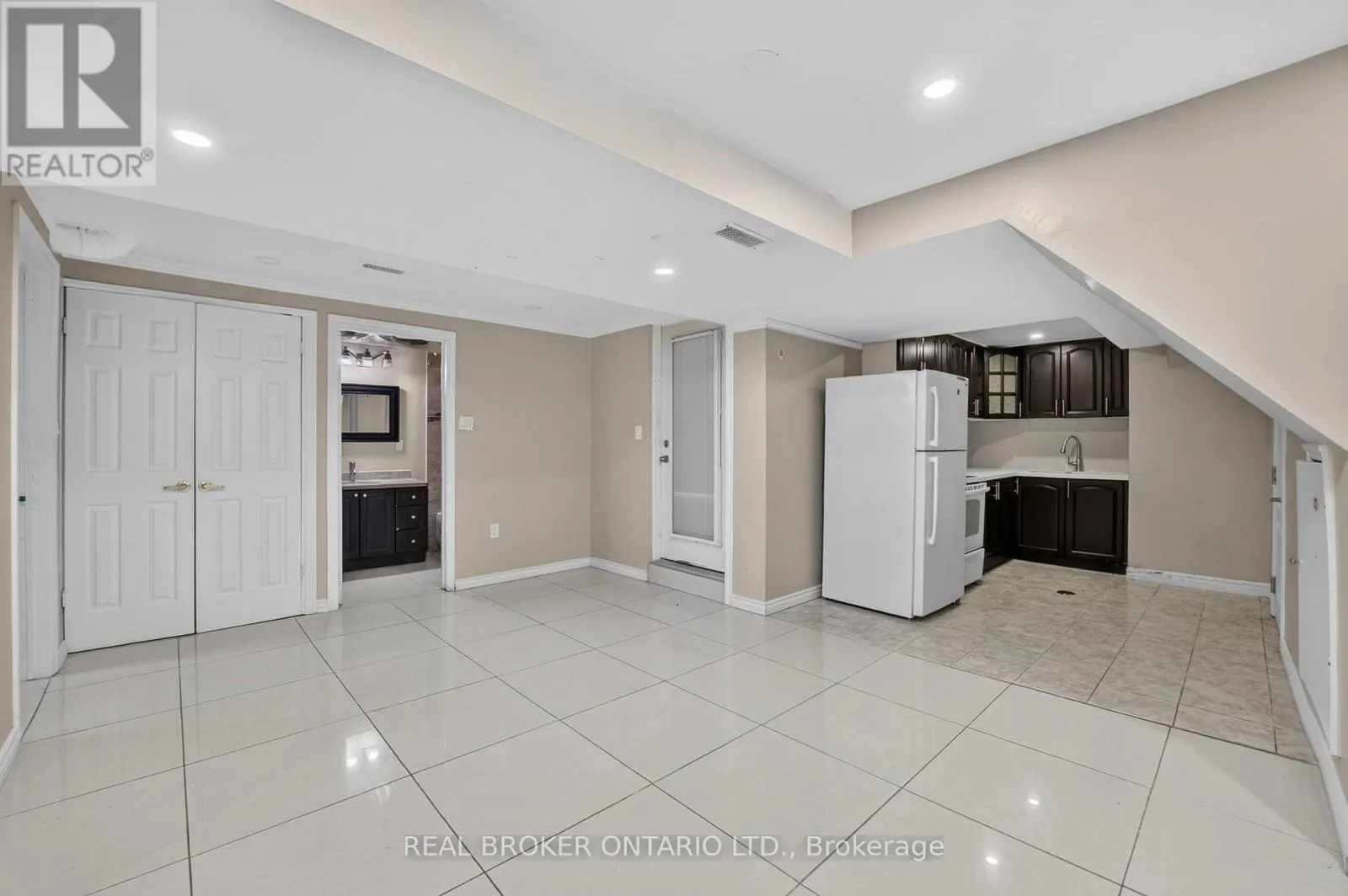 27 VANGE CRESCENT