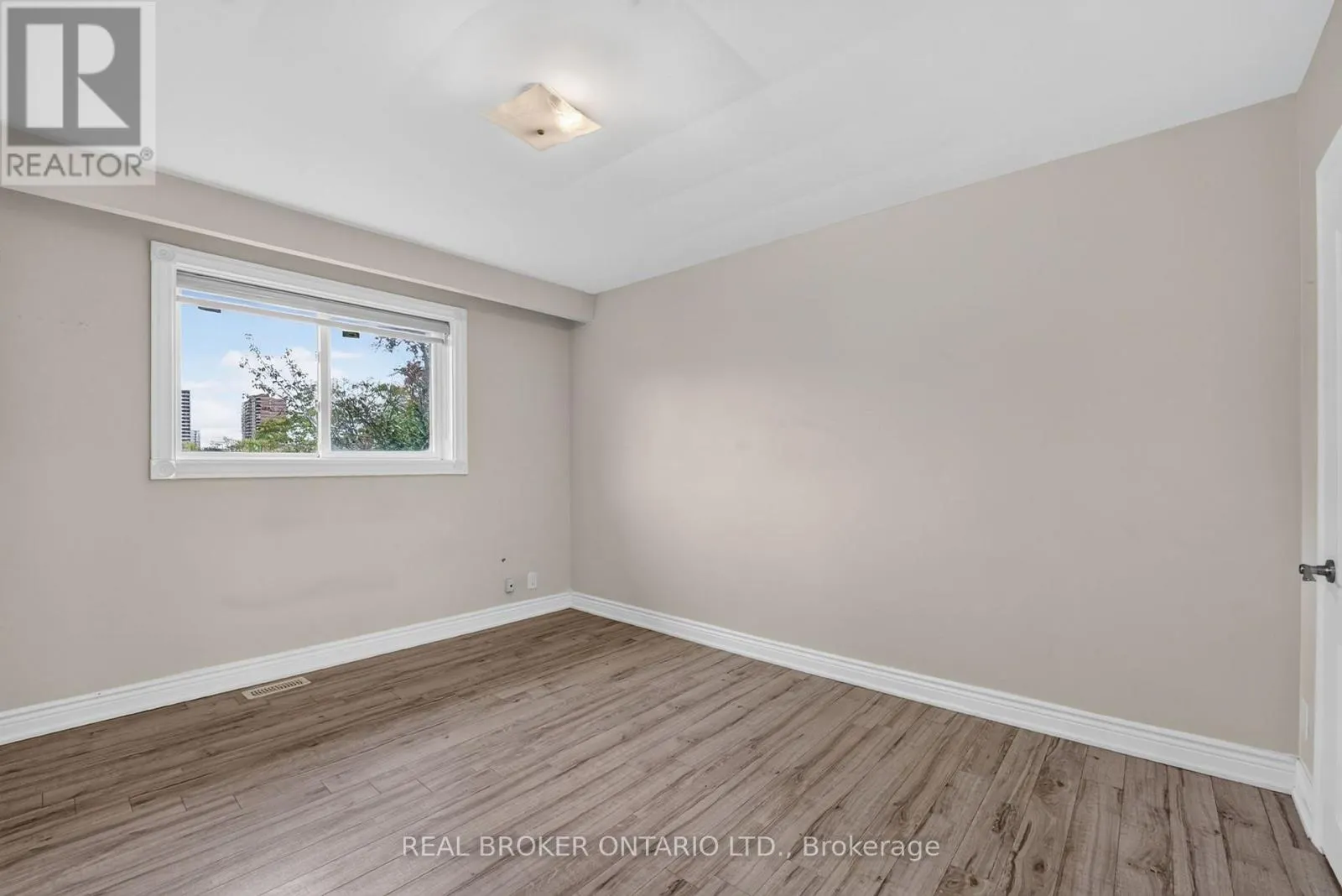 27 VANGE CRESCENT