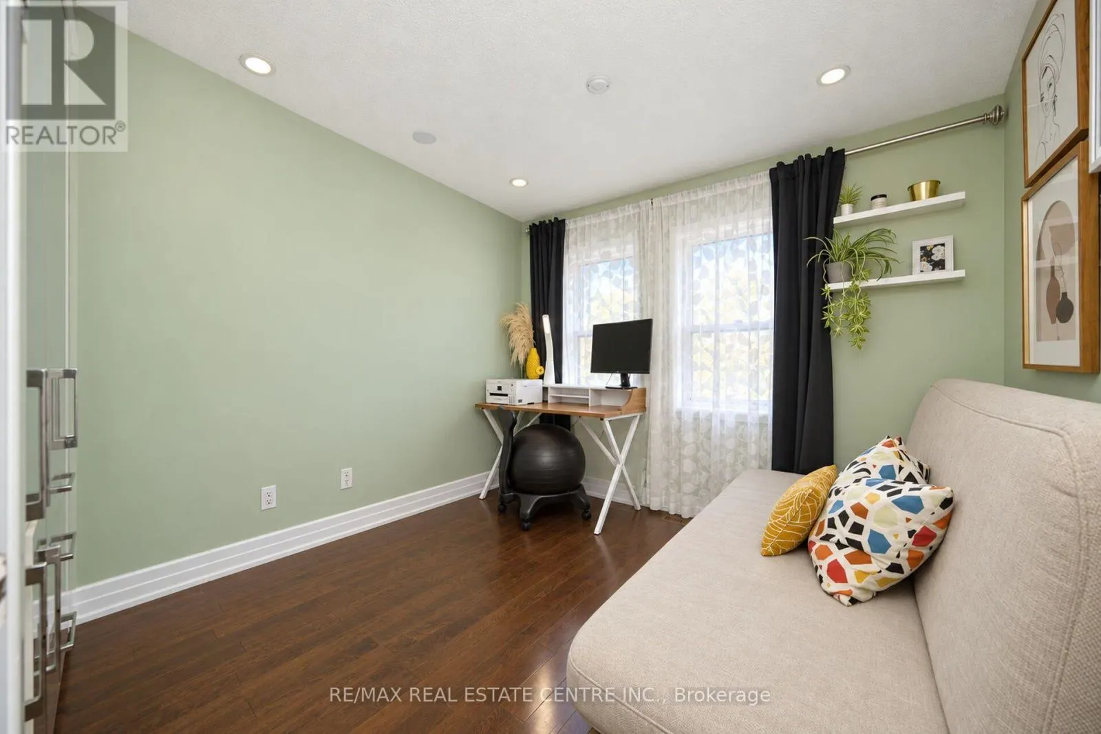 32 MCKINNON AVENUE