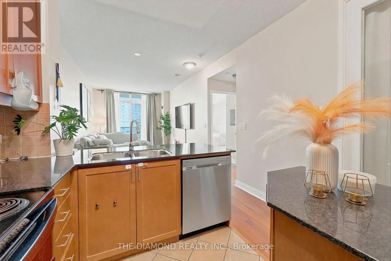 1505 - 90 ABSOLUTE AVENUE