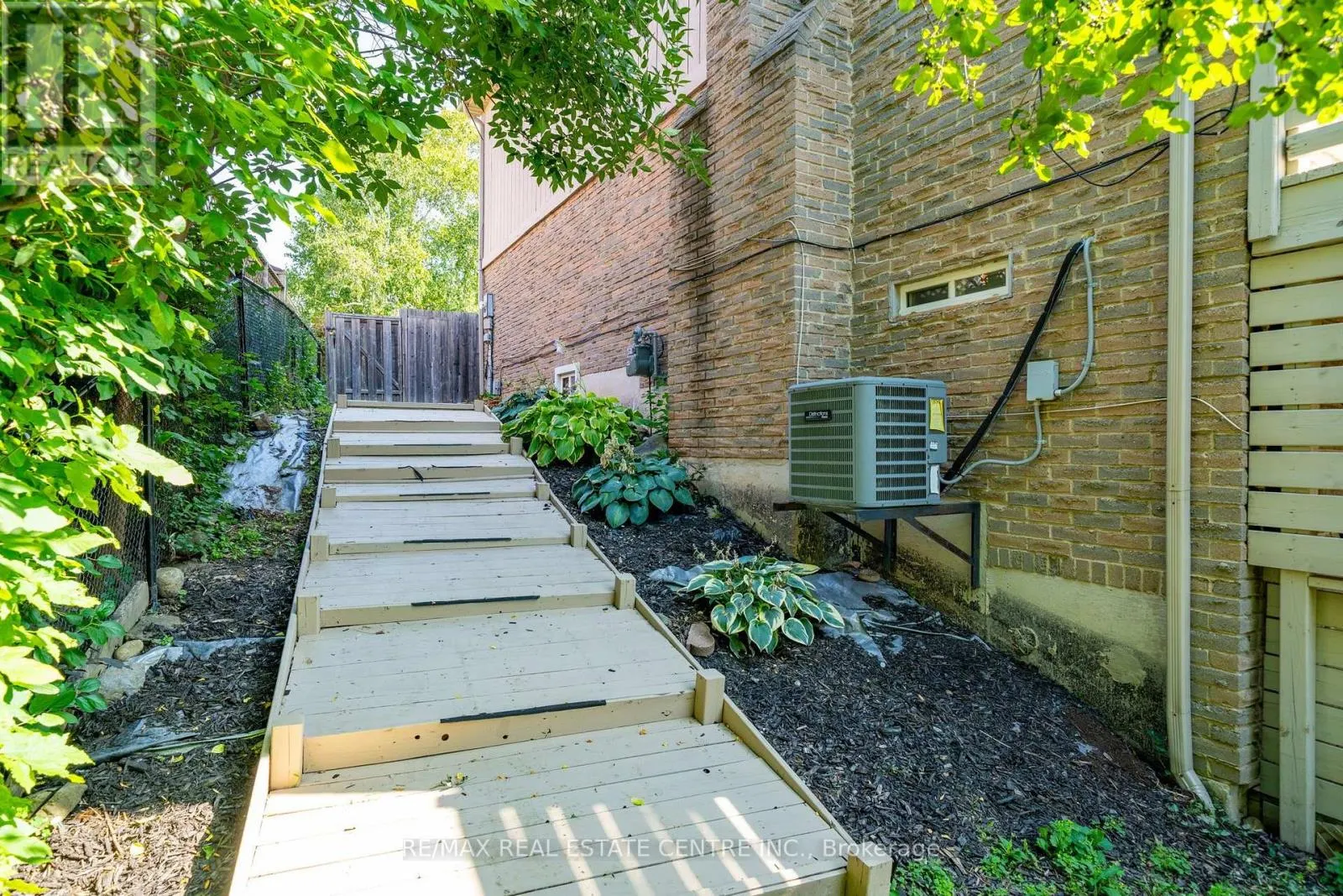 44 MADELAINE CRESCENT