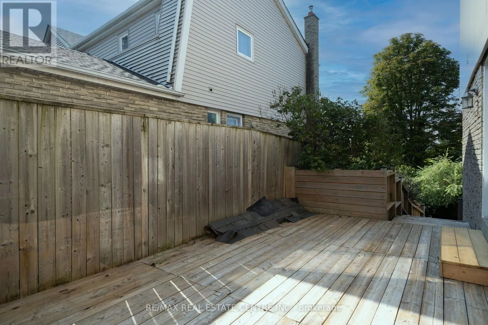 44 MADELAINE CRESCENT