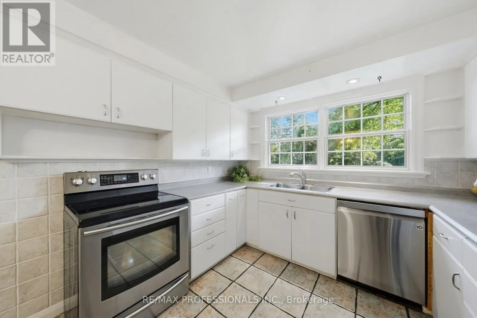 15 HARTFIELD COURT