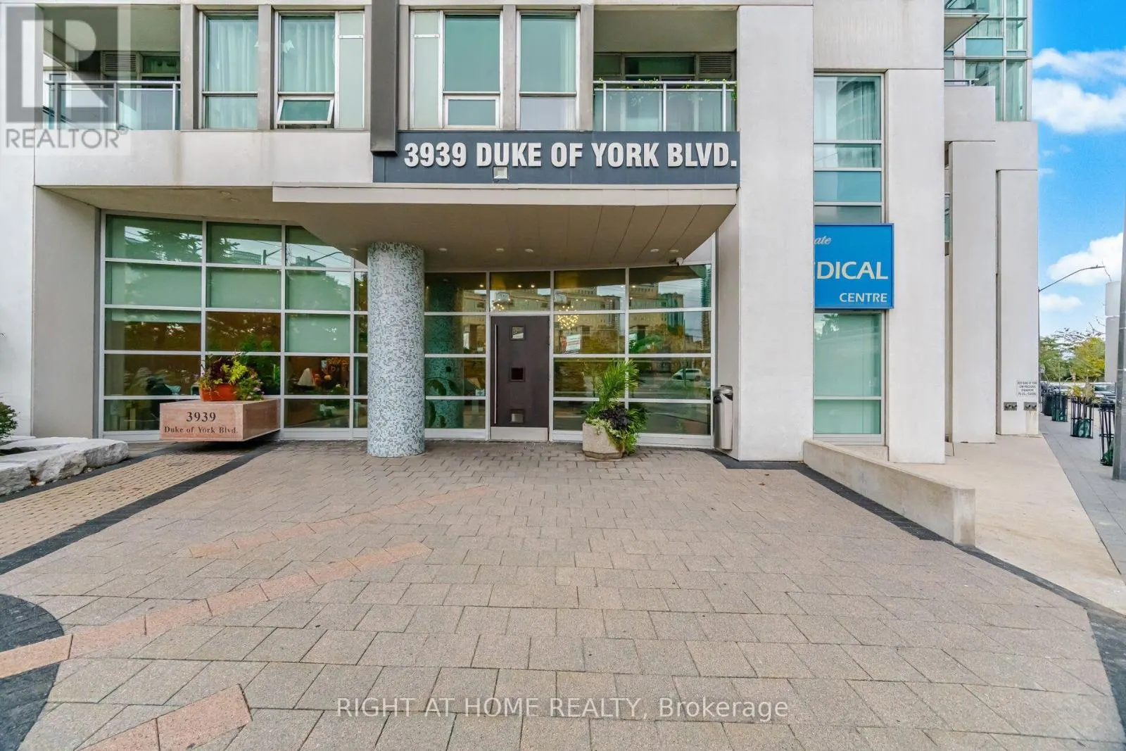 604 - 3939 DUKE OF YORK BOULEVARD