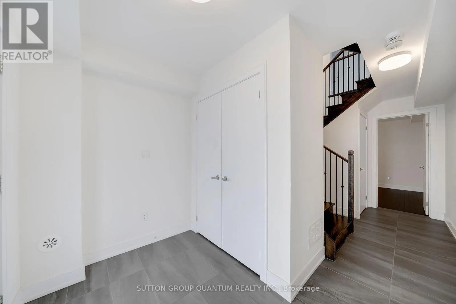 1401 CLARRIAGE COURT