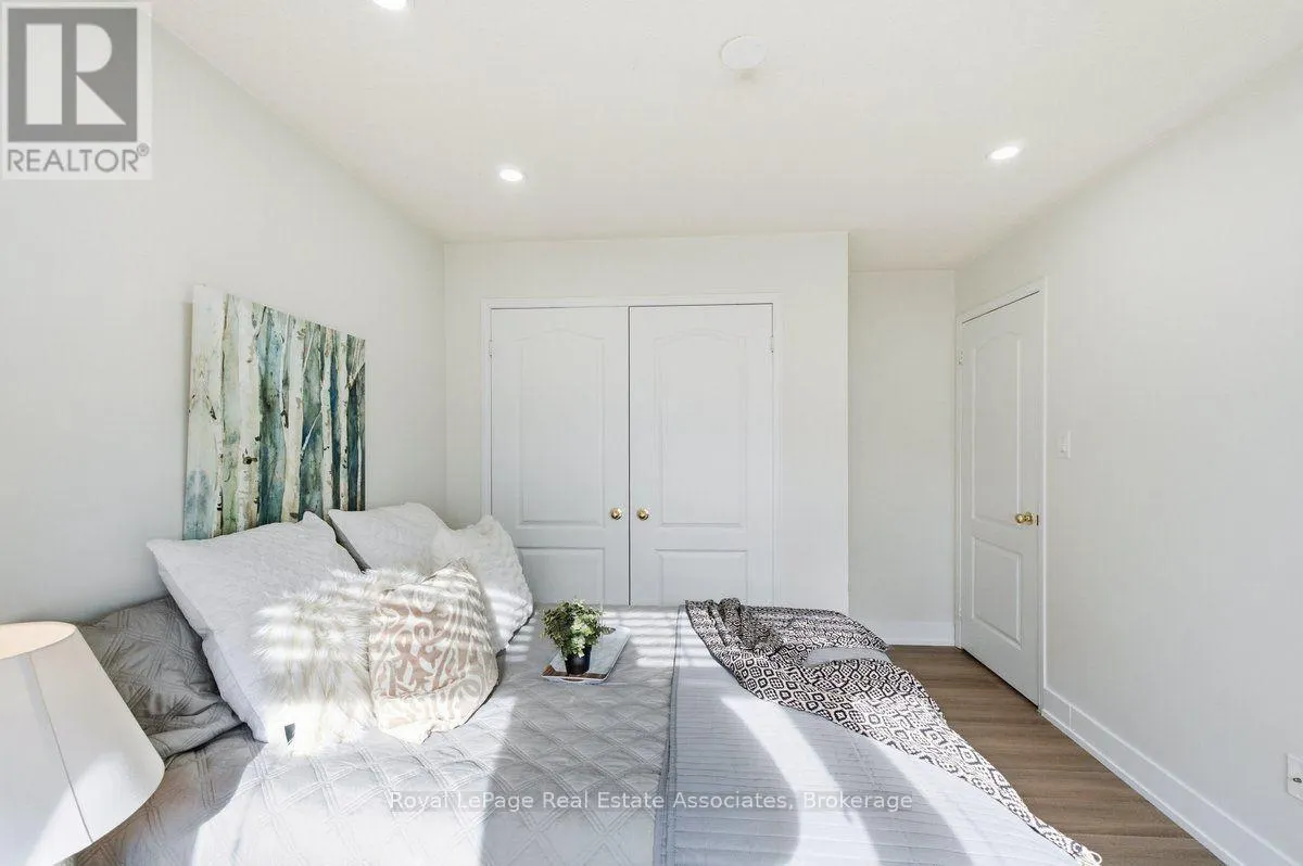 16 - 3975 EGLINTON AVENUE W