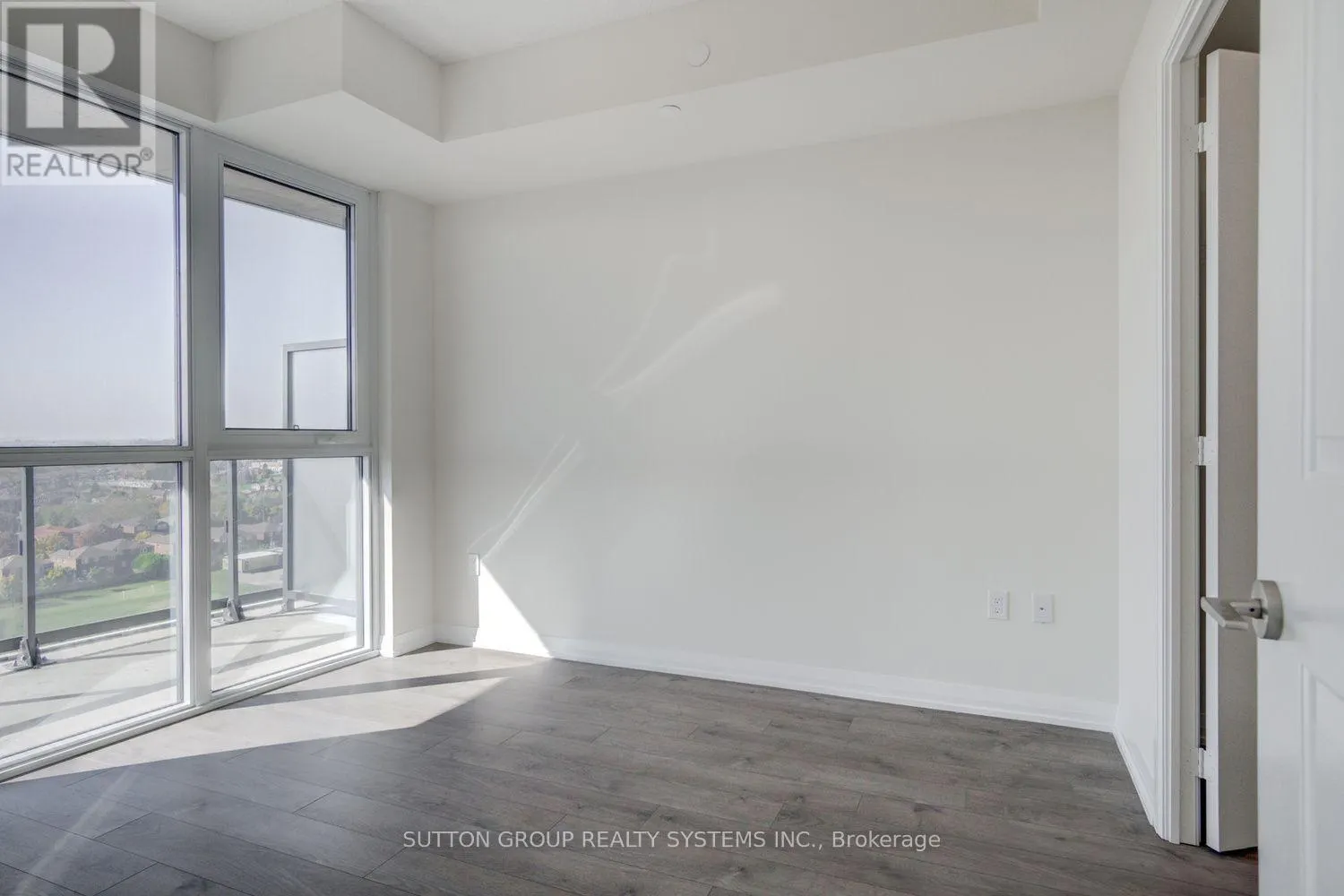 906 - 65 WATERGARDEN DRIVE