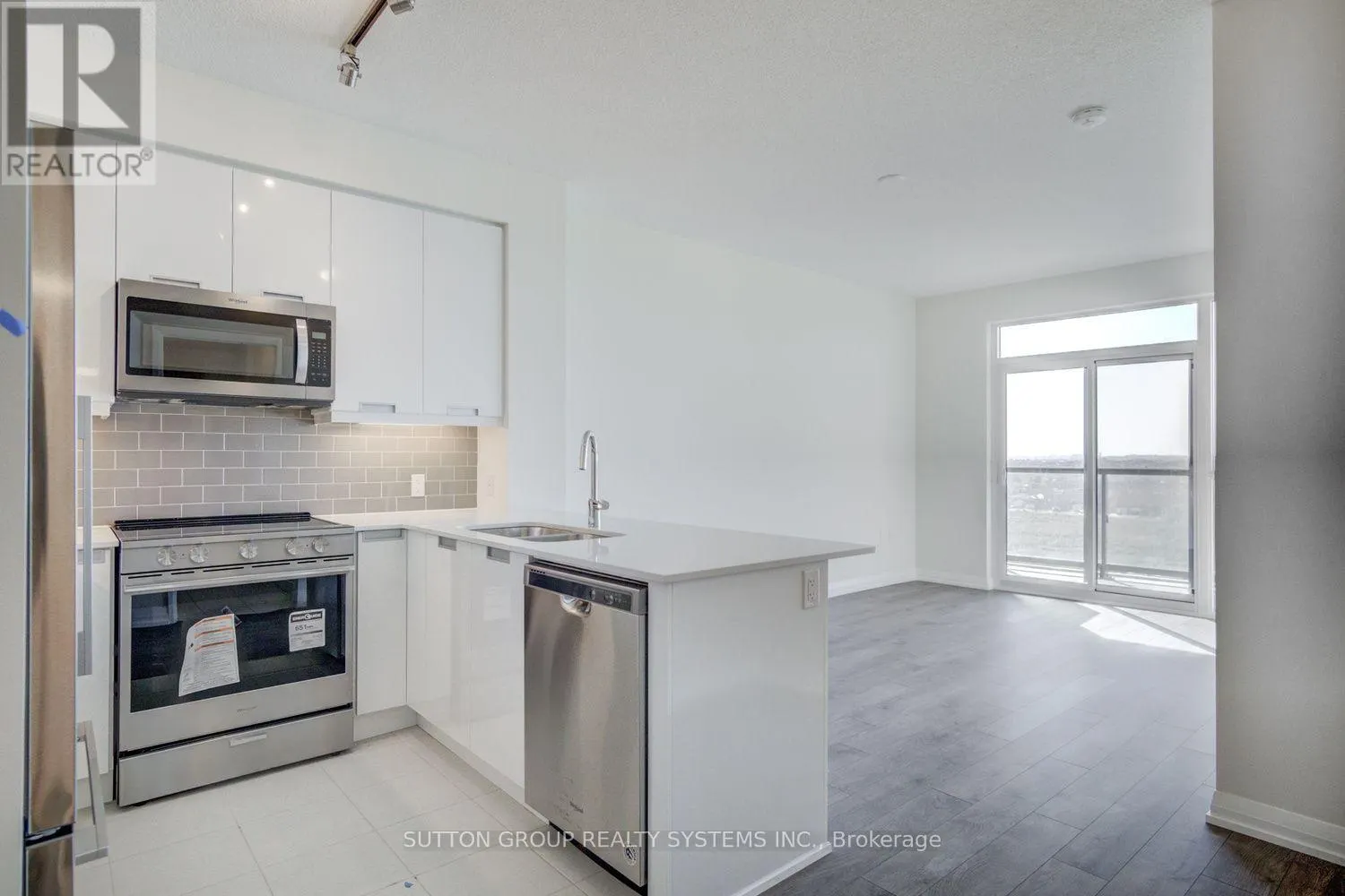 906 - 65 WATERGARDEN DRIVE