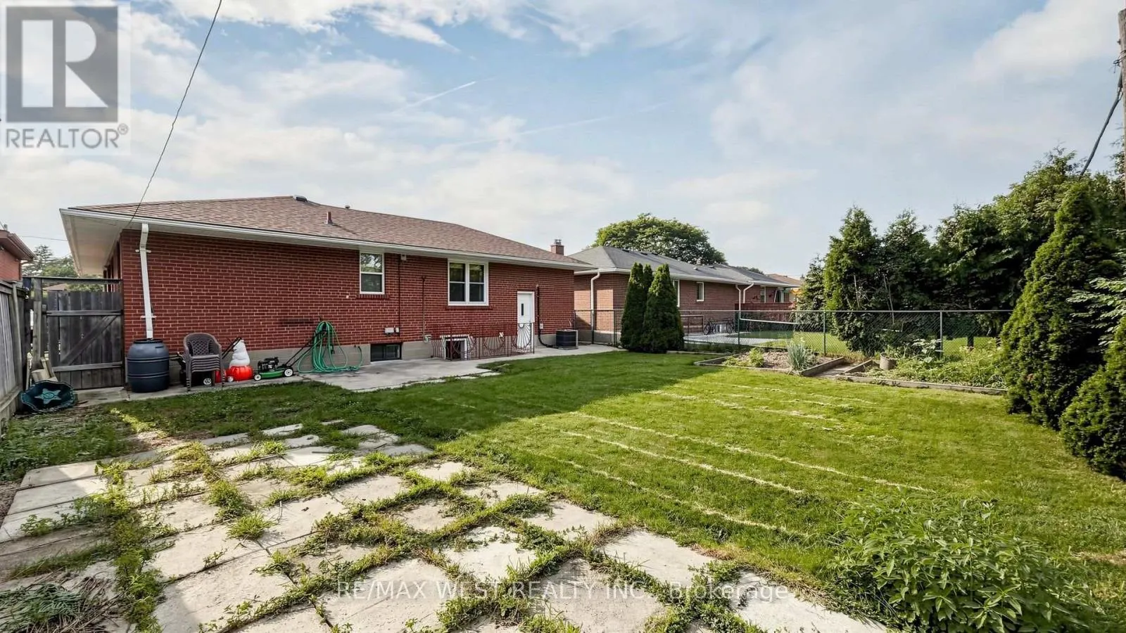 32 ALLONSIUS DRIVE