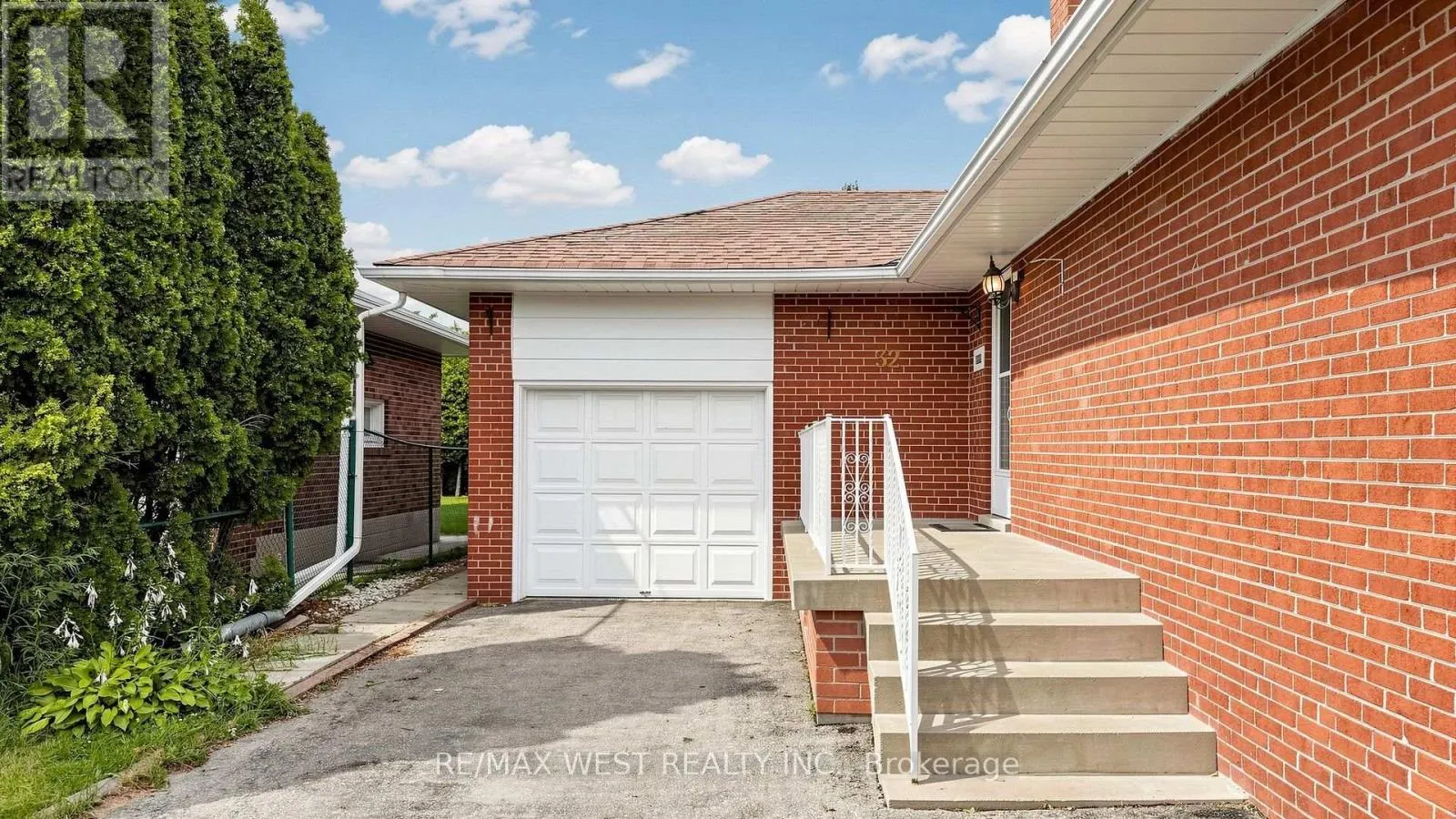 32 ALLONSIUS DRIVE