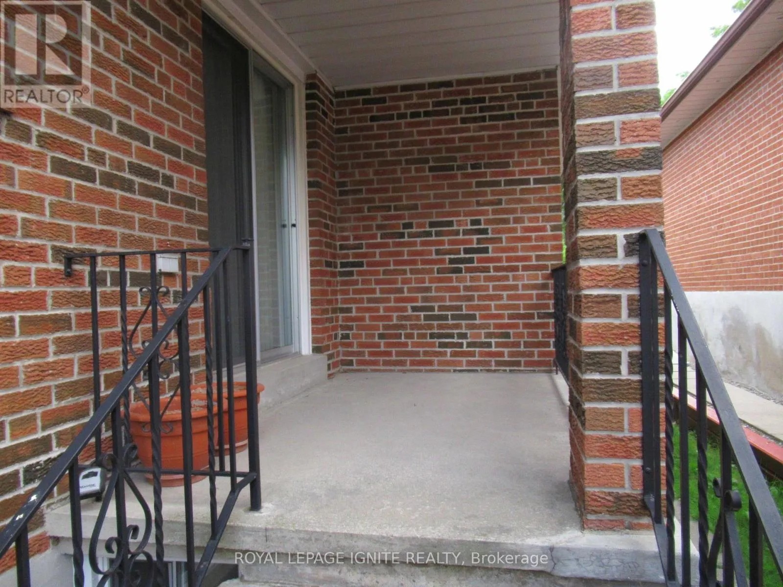 8 NEWLOVE COURT