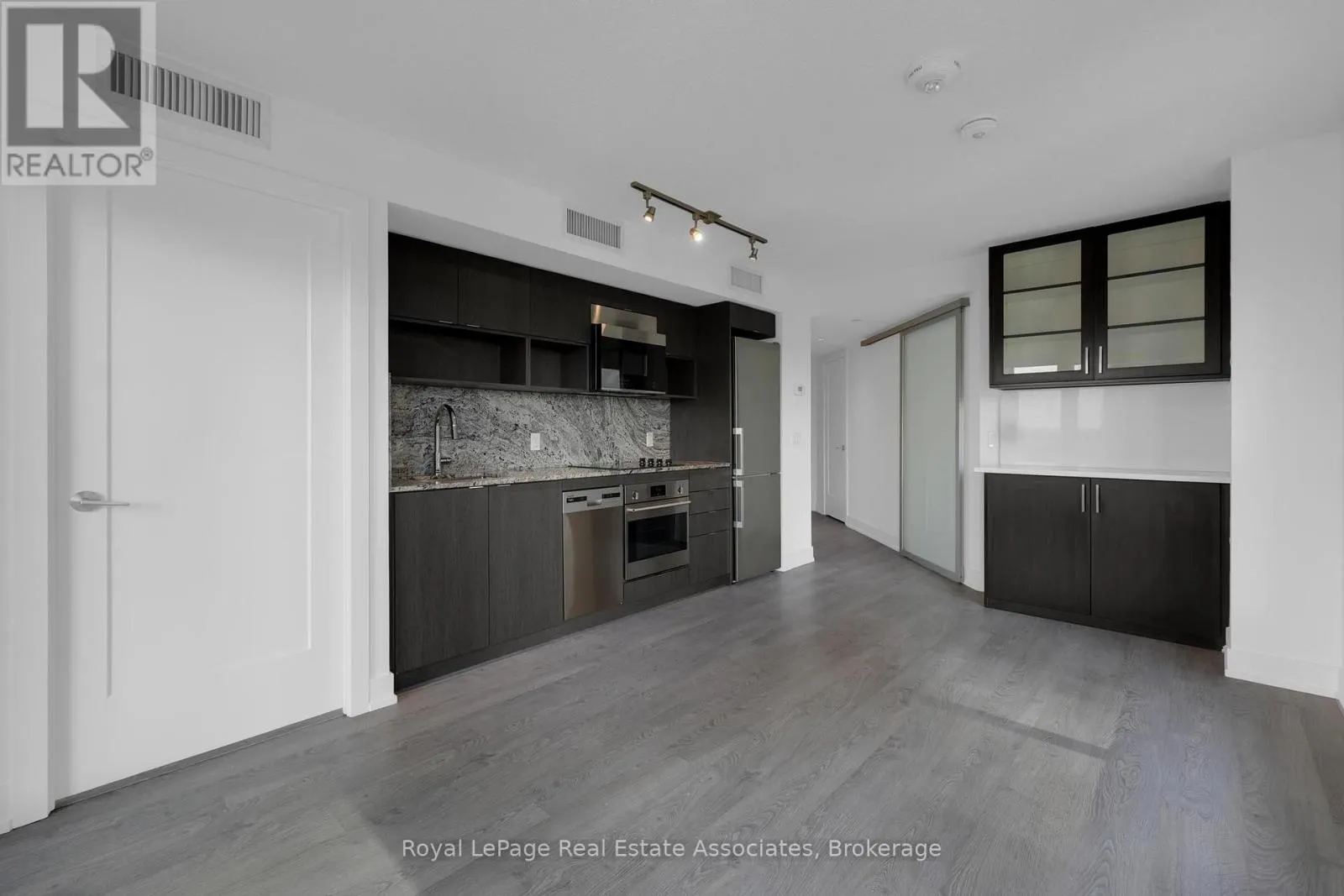 1516 - 9 MABELLE AVENUE