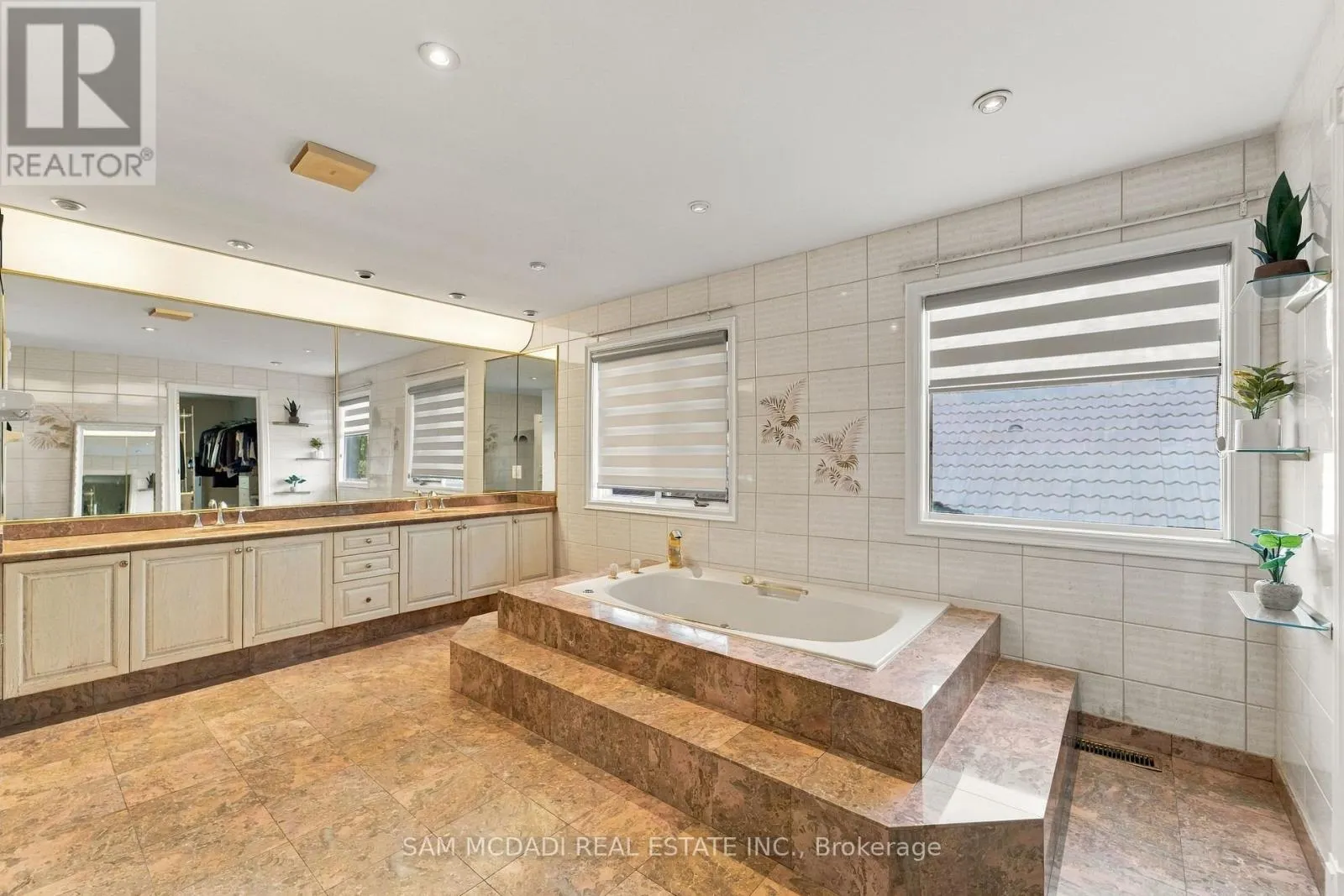 2480 MISSISSAUGA ROAD