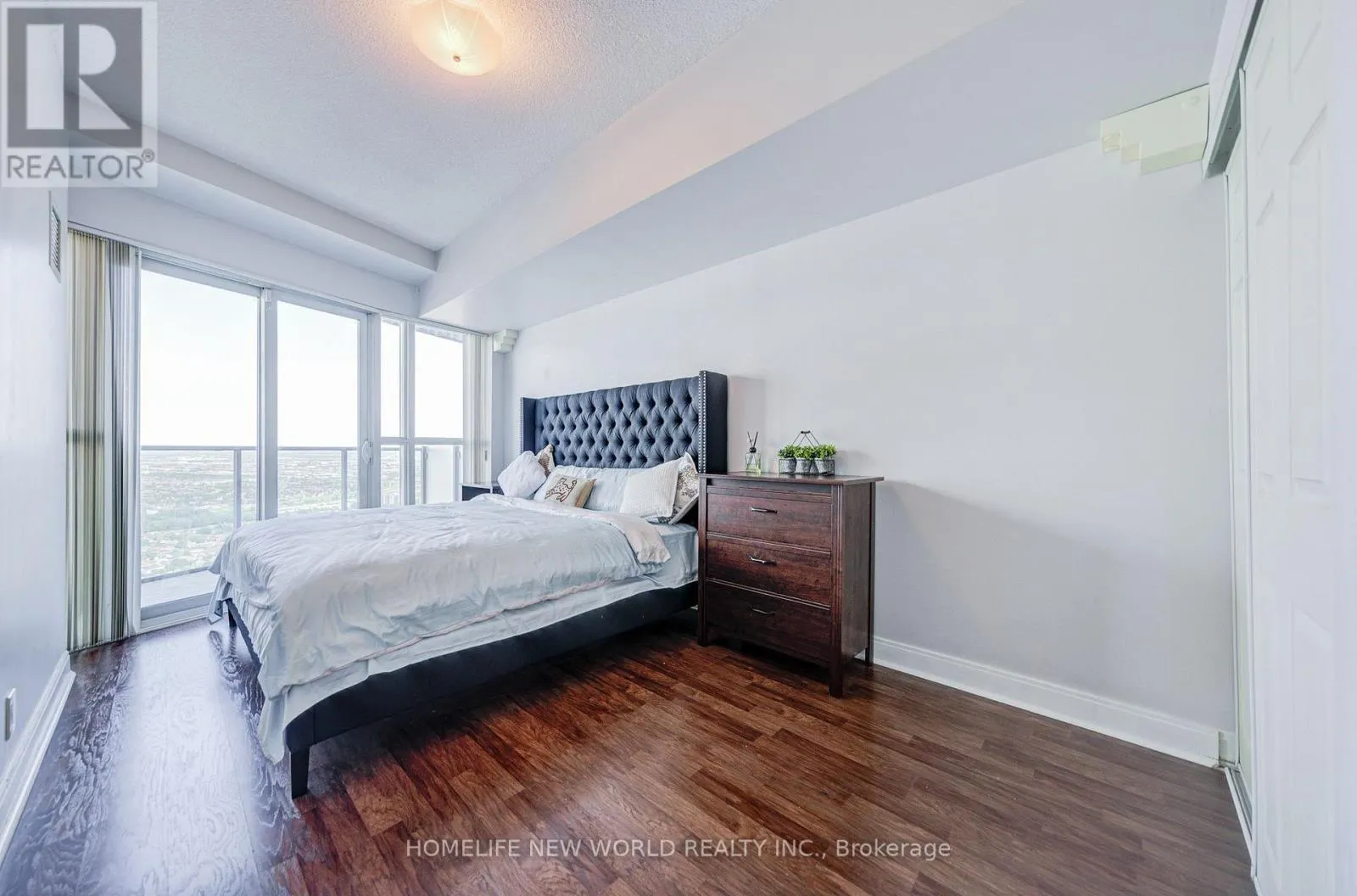 4906 - 60 ABSOLUTE AVENUE