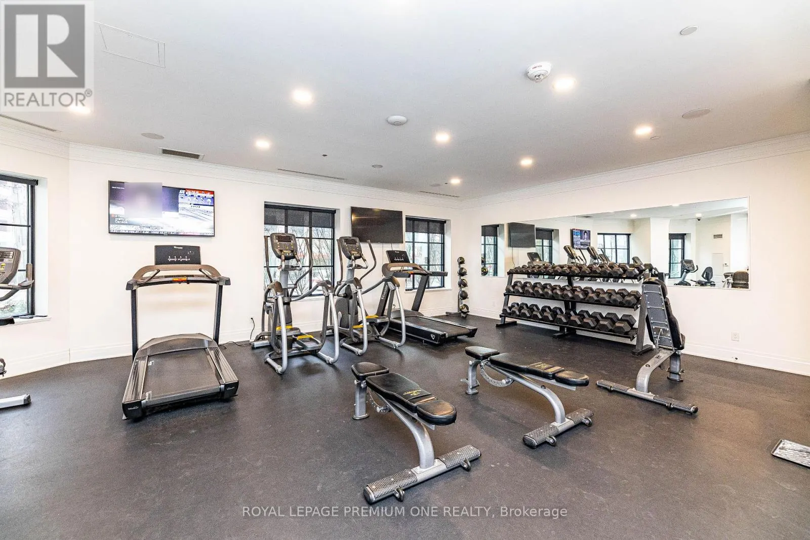 307 - 571 PRINCE EDWARD DRIVE N