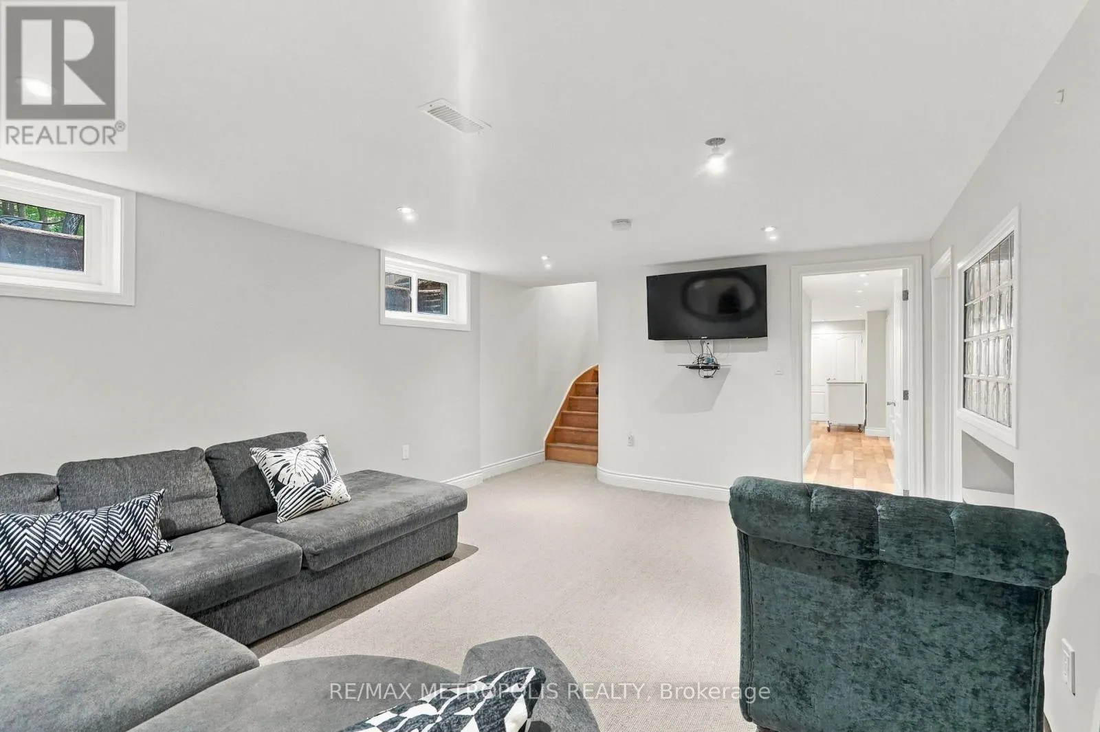 1228 ELGIN CRESCENT