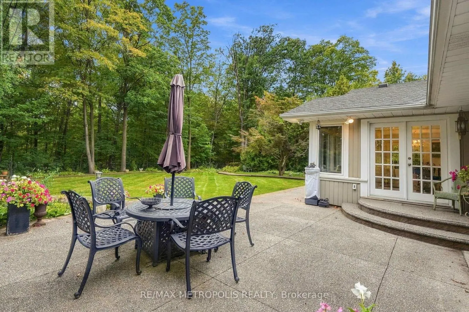 1228 ELGIN CRESCENT