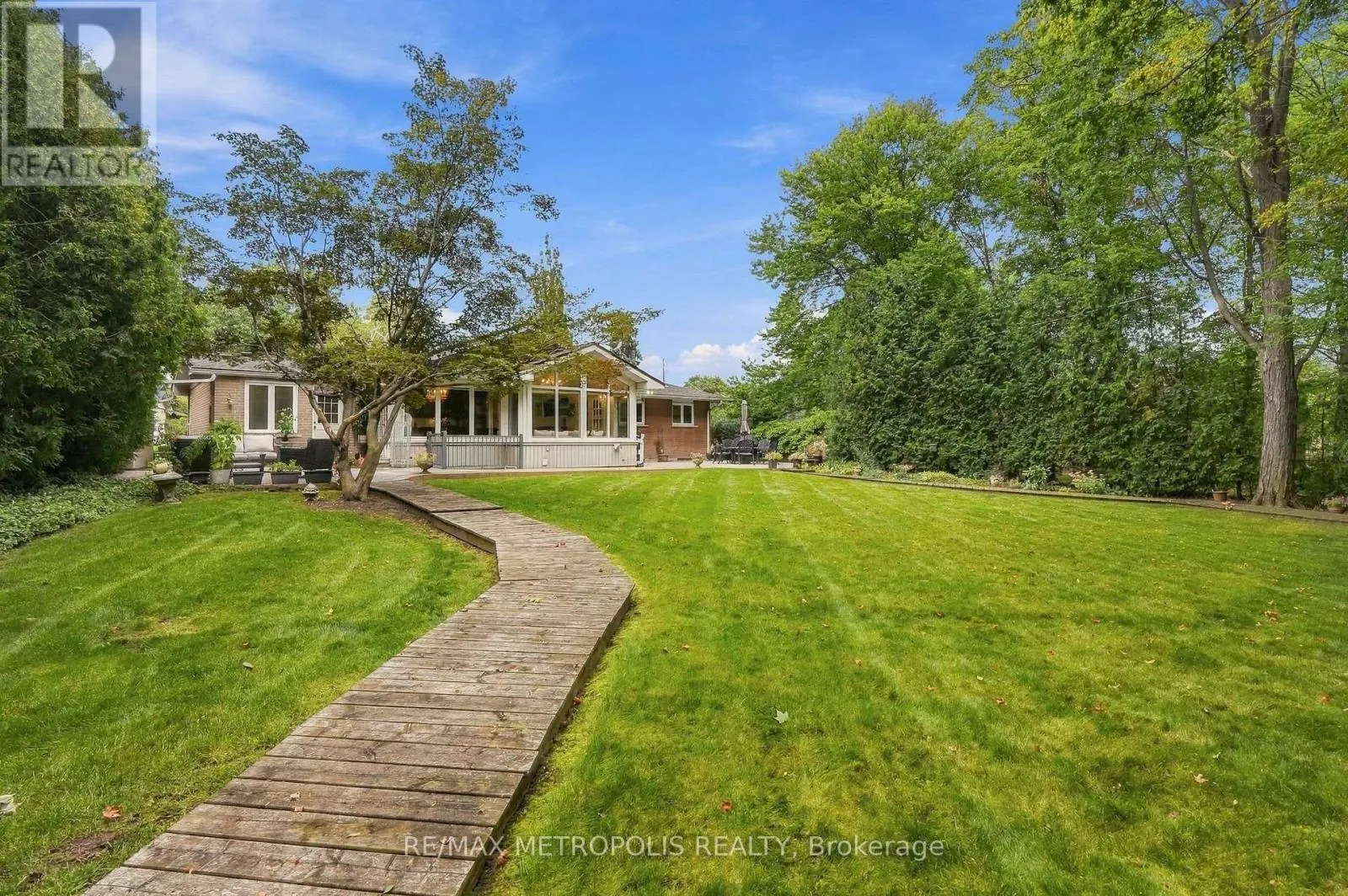 1228 ELGIN CRESCENT