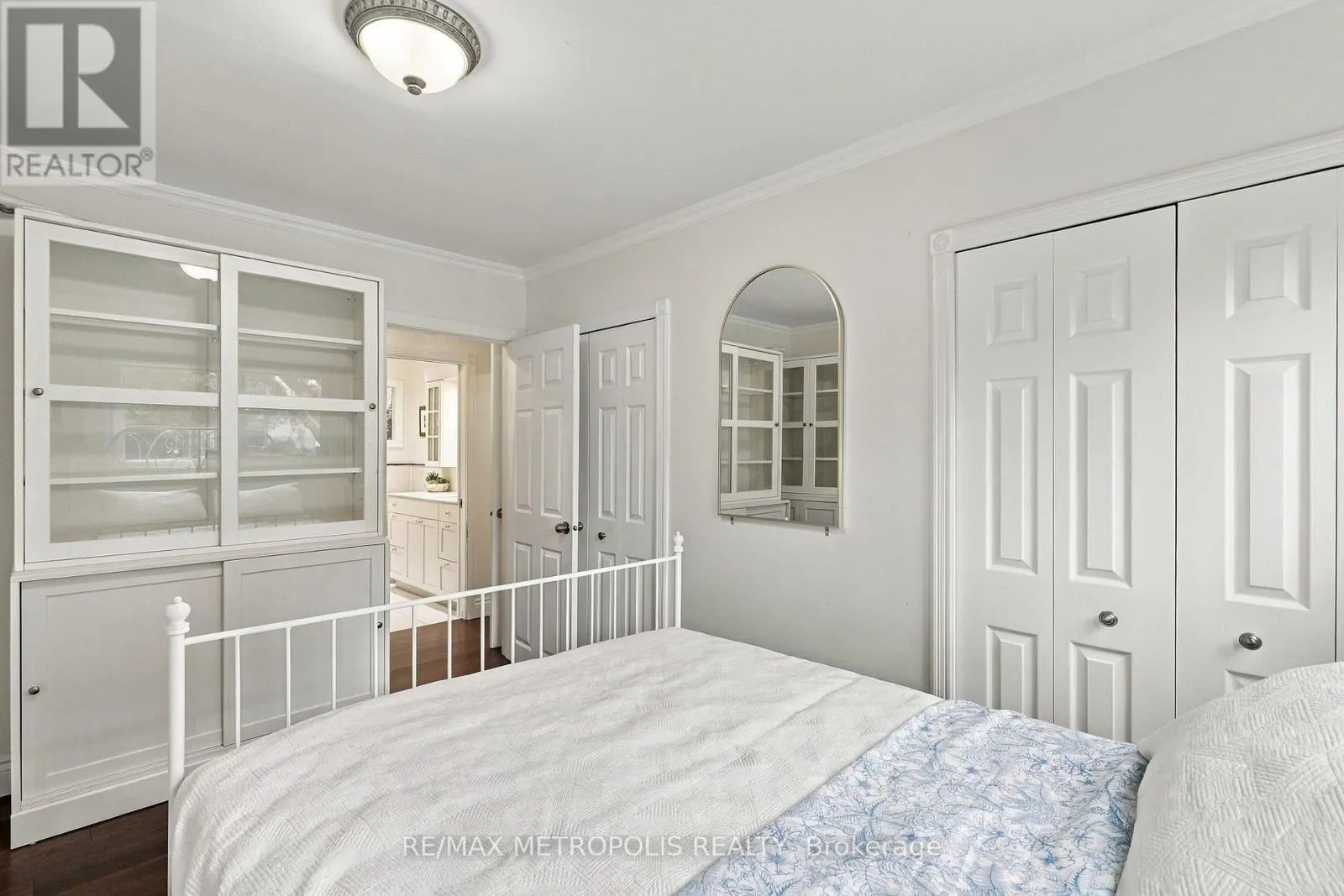 1228 ELGIN CRESCENT