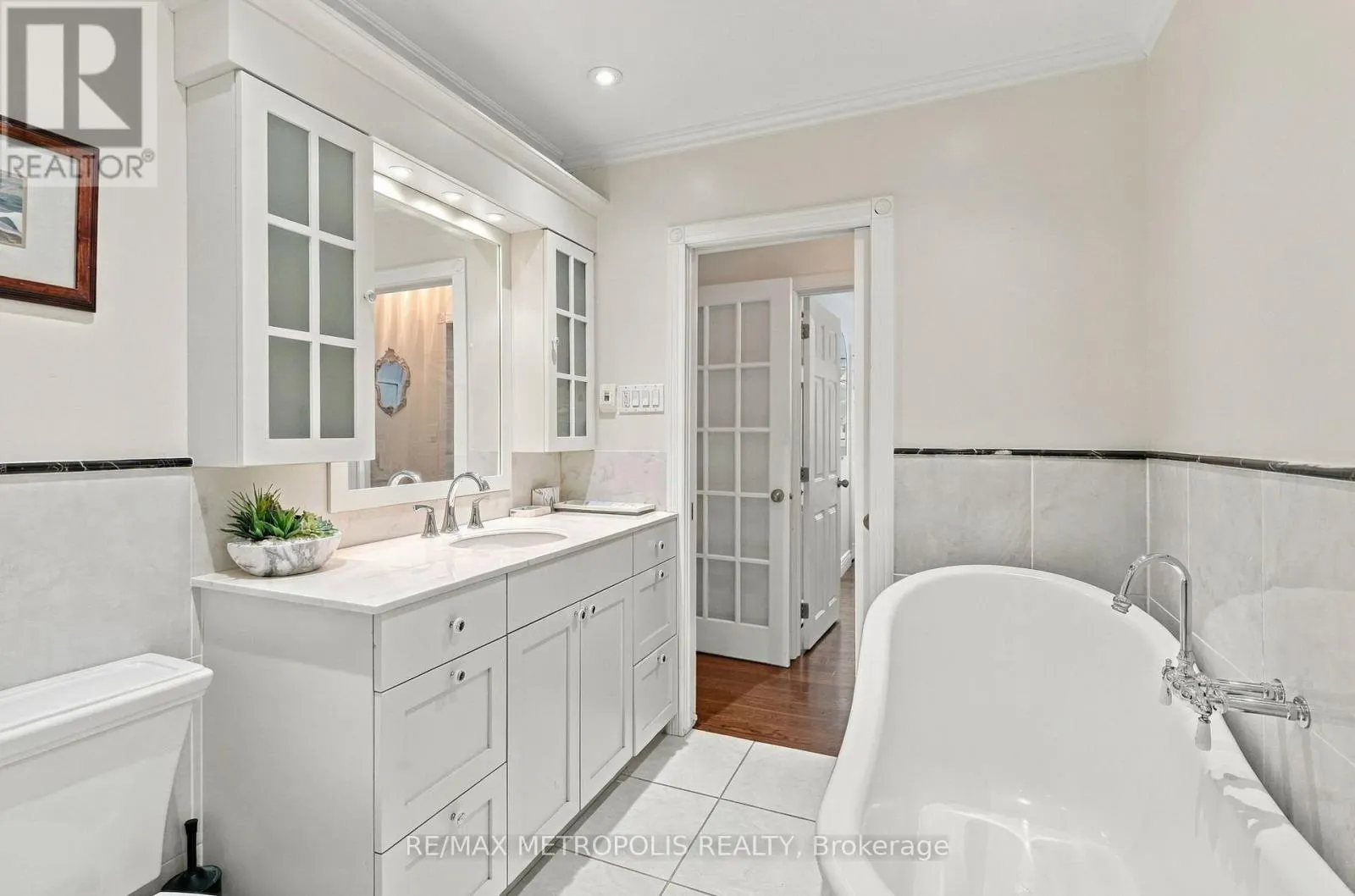 1228 ELGIN CRESCENT