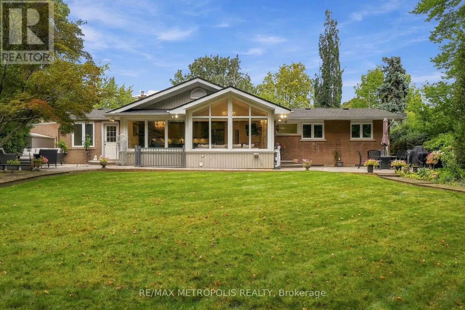 1228 ELGIN CRESCENT