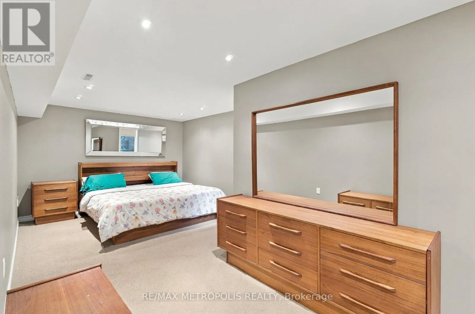 1228 ELGIN CRESCENT