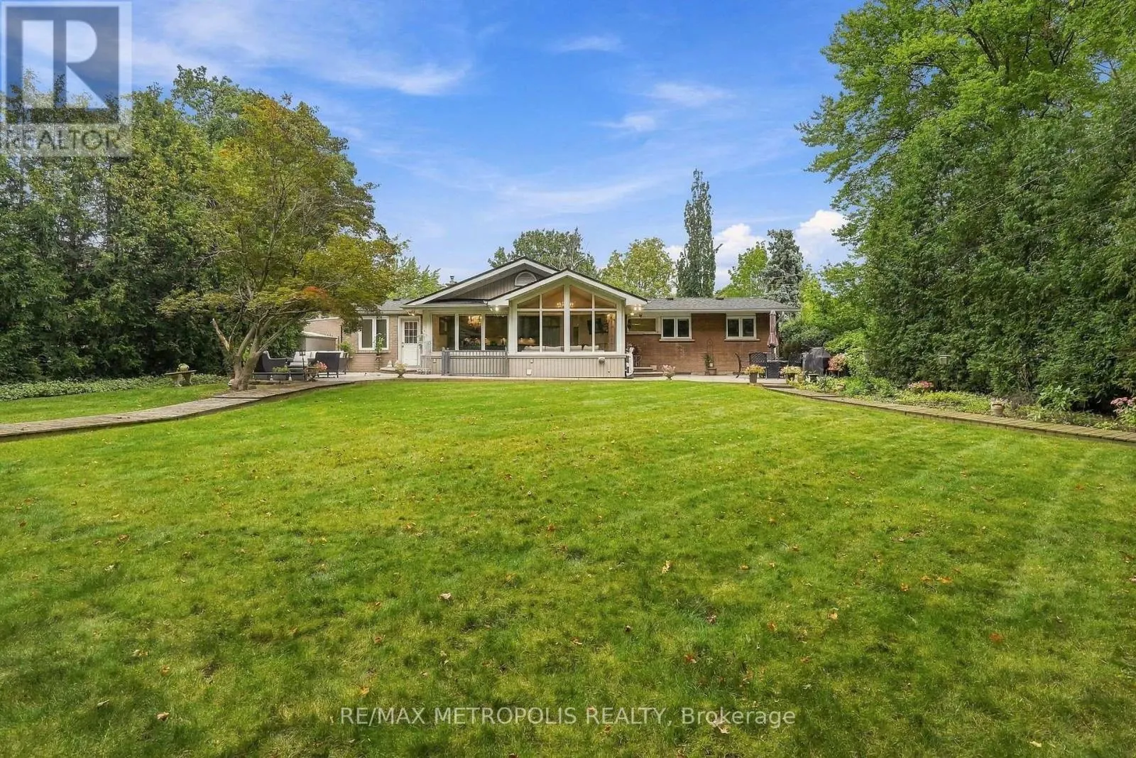 1228 ELGIN CRESCENT