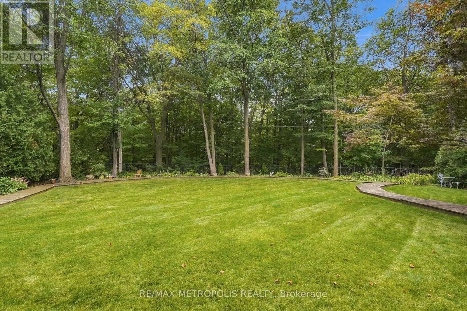1228 ELGIN CRESCENT