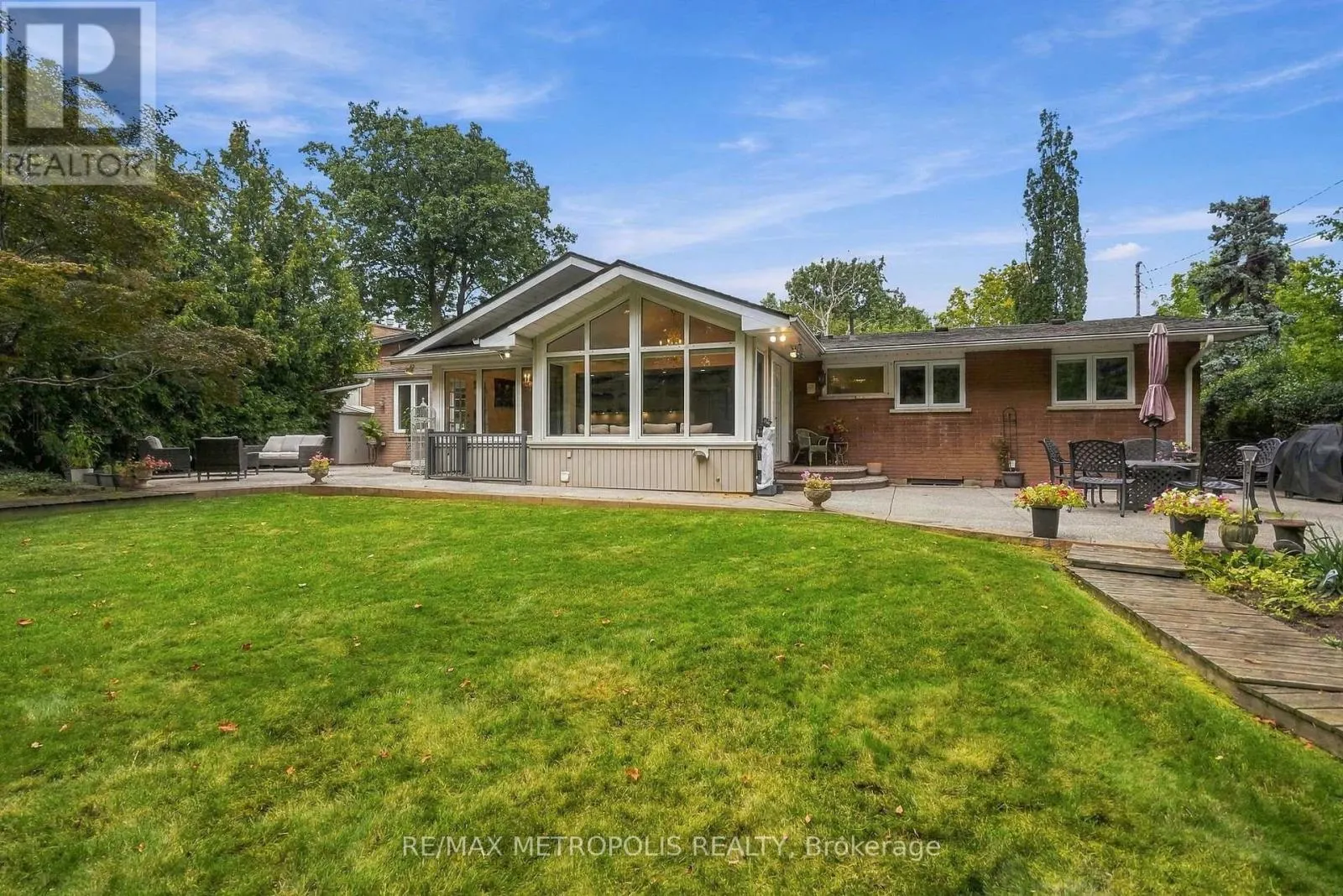1228 ELGIN CRESCENT