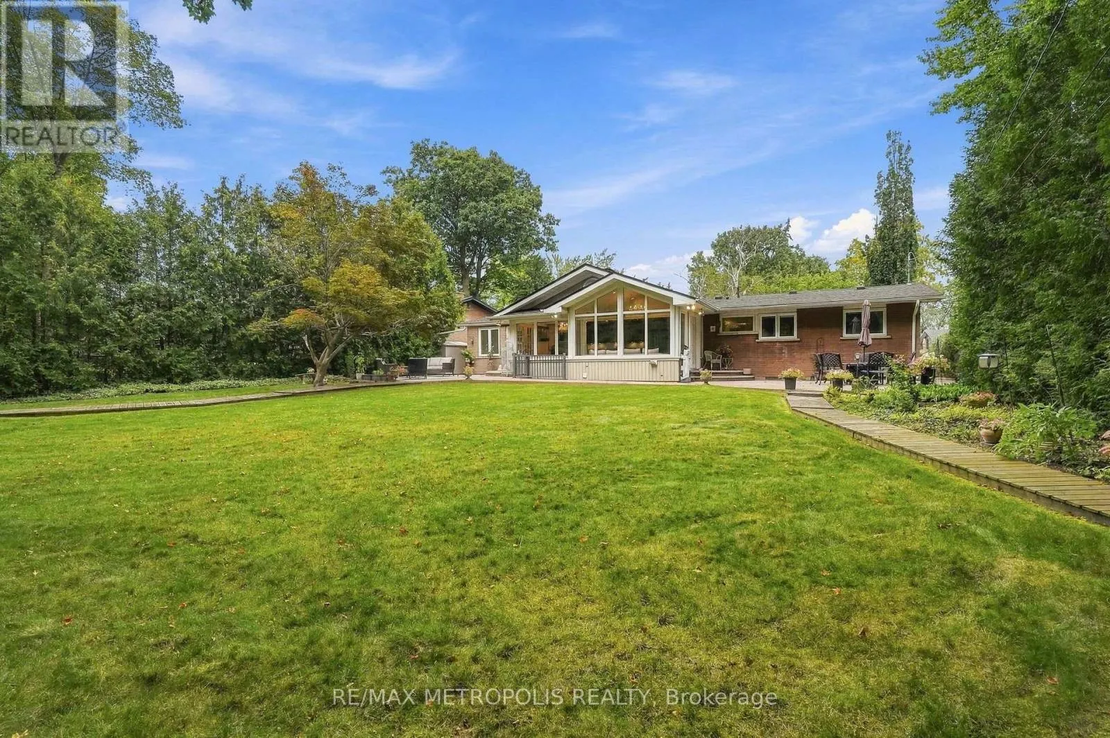 1228 ELGIN CRESCENT