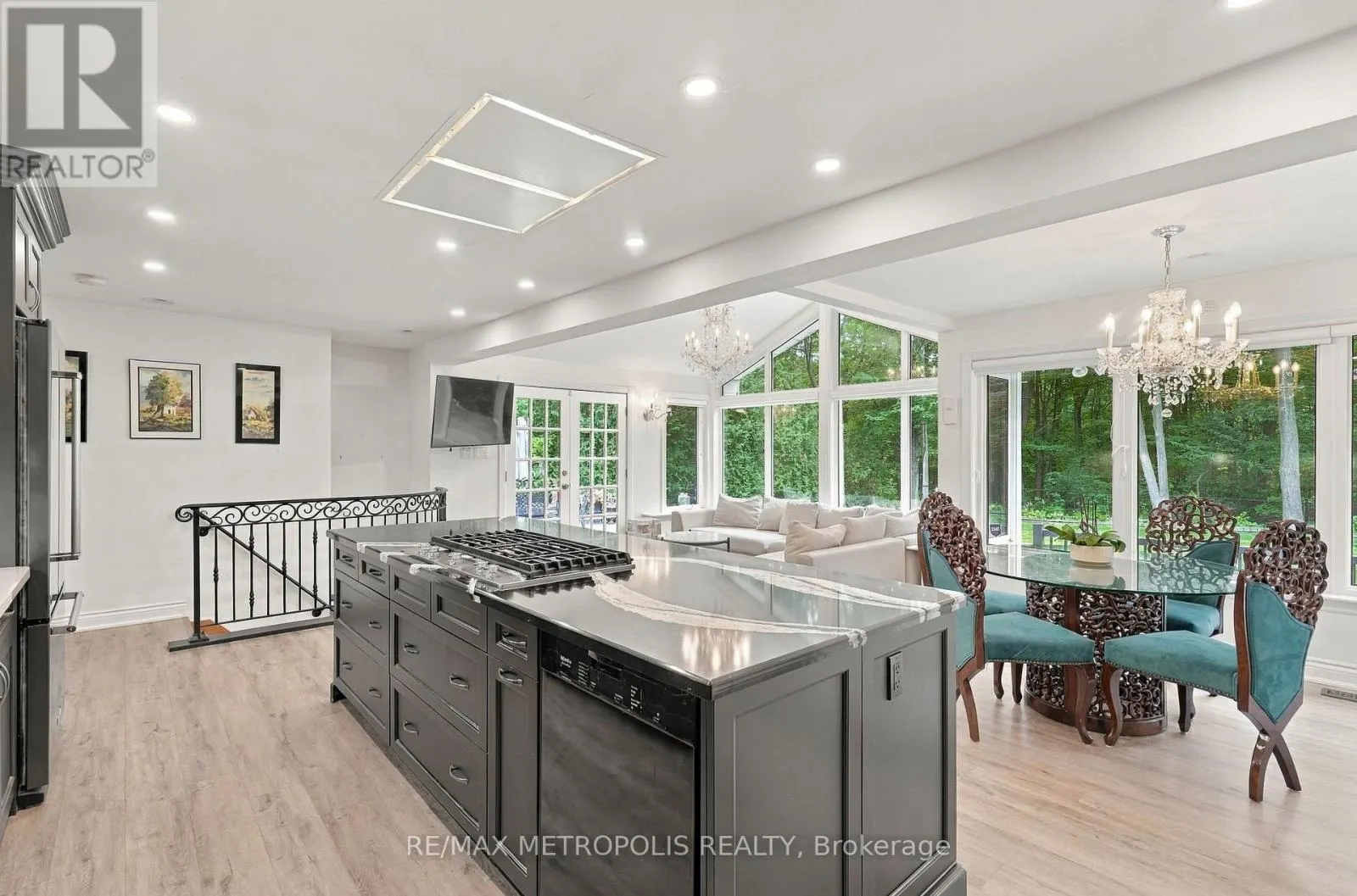 1228 ELGIN CRESCENT