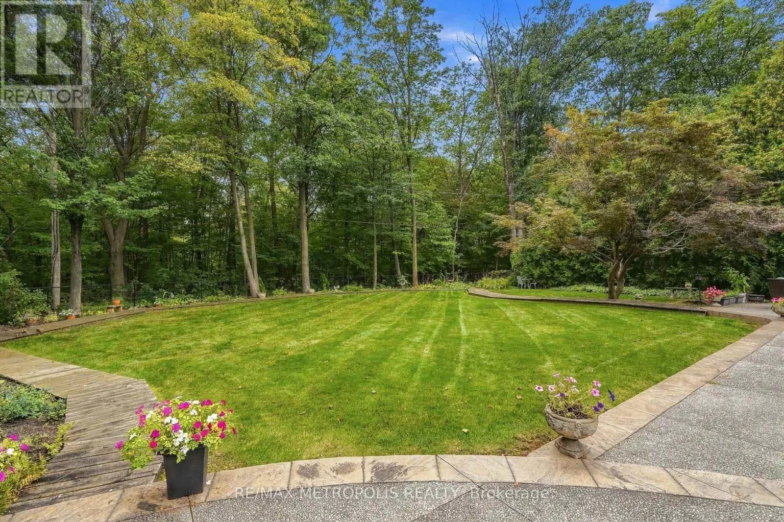 1228 ELGIN CRESCENT