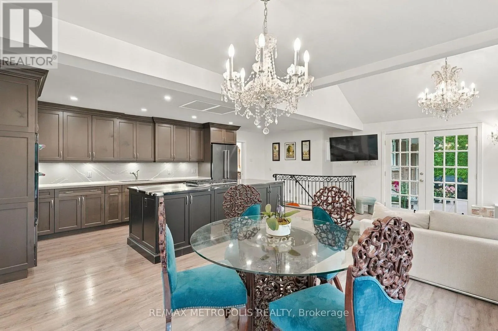 1228 ELGIN CRESCENT