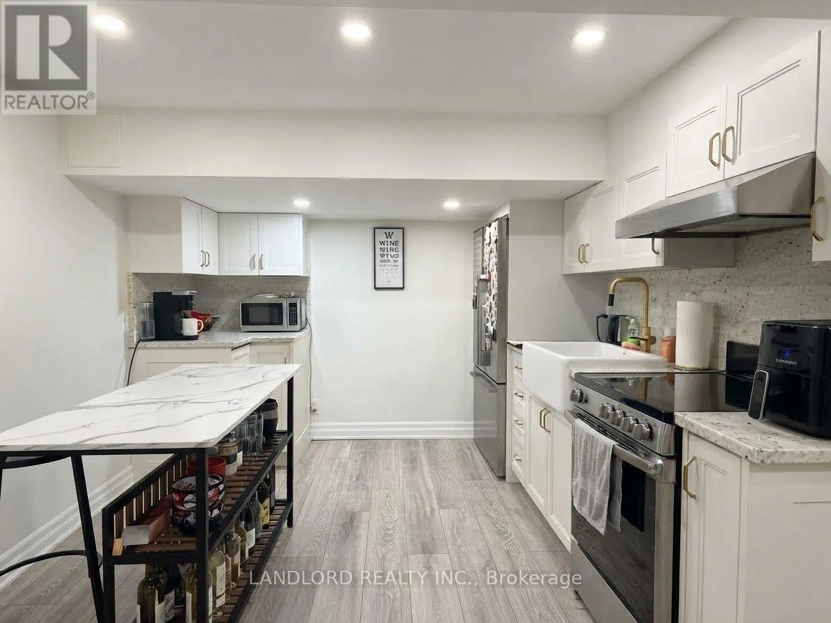 4 - 121 SORAUREN AVENUE