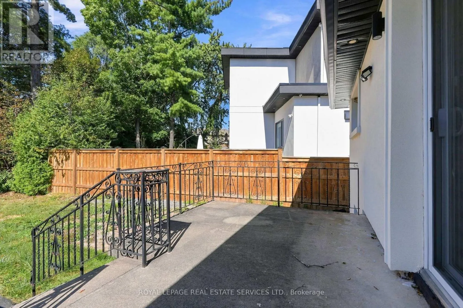 560 STONECLIFFE ROAD
