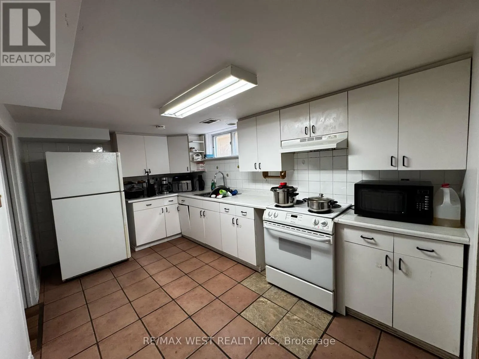 LOWER LEVEL - 31 VALENCIA CRESCENT