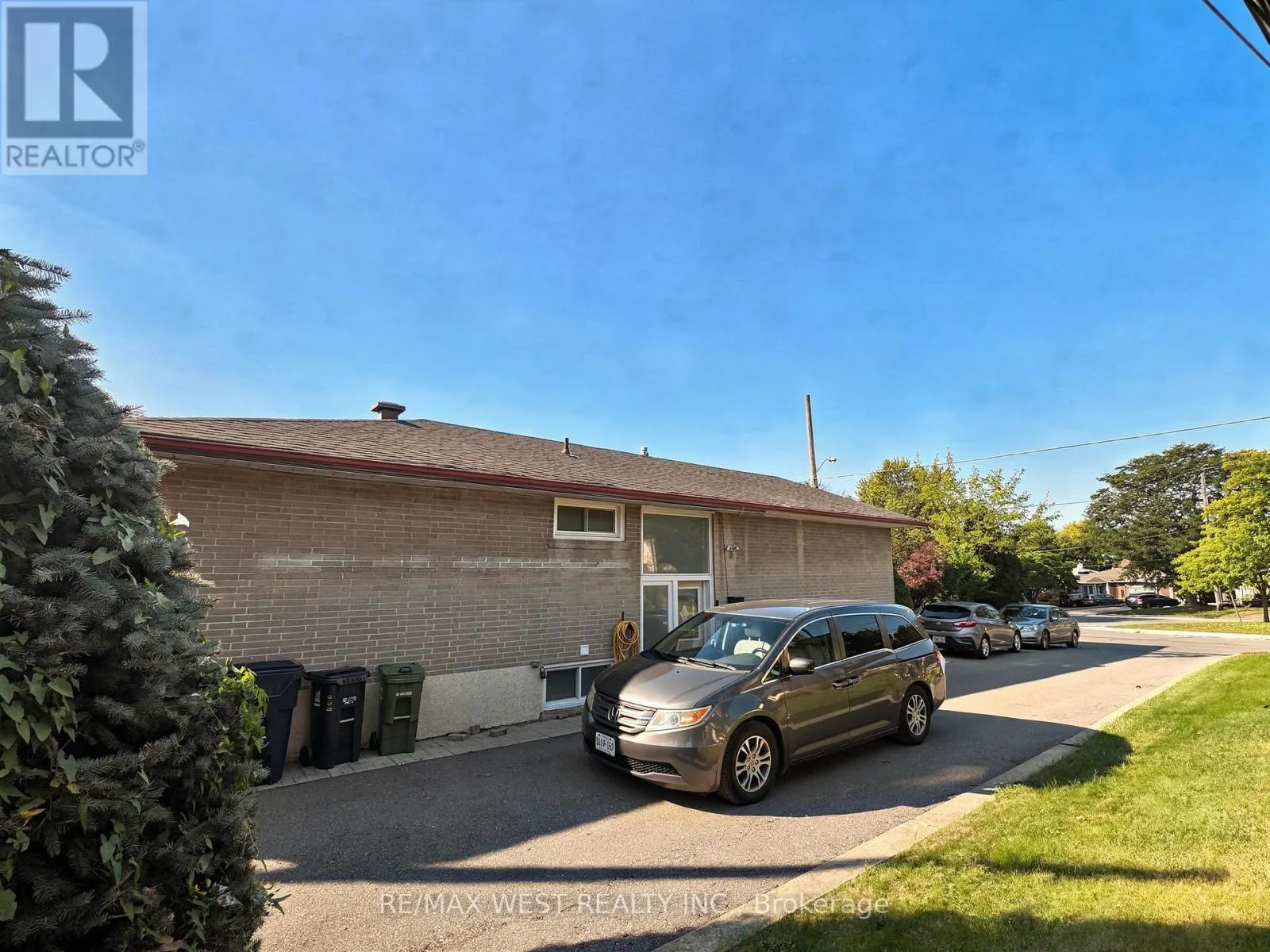 LOWER LEVEL - 31 VALENCIA CRESCENT
