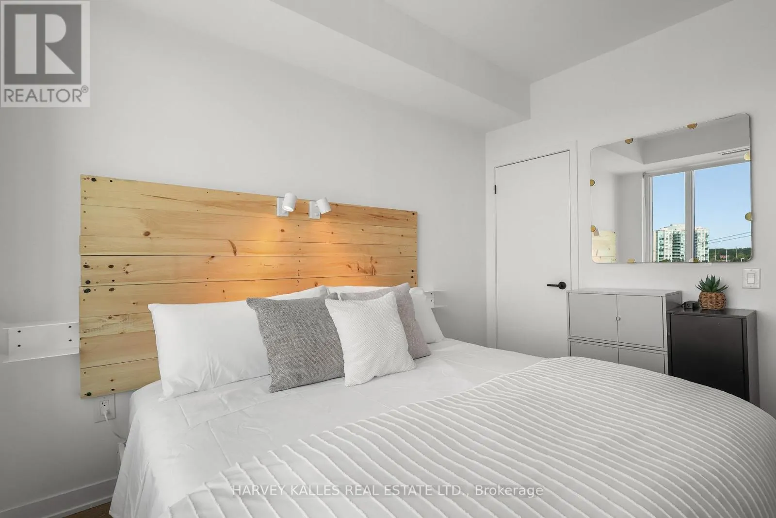 609 - 2495 EGLINTON AVENUE W