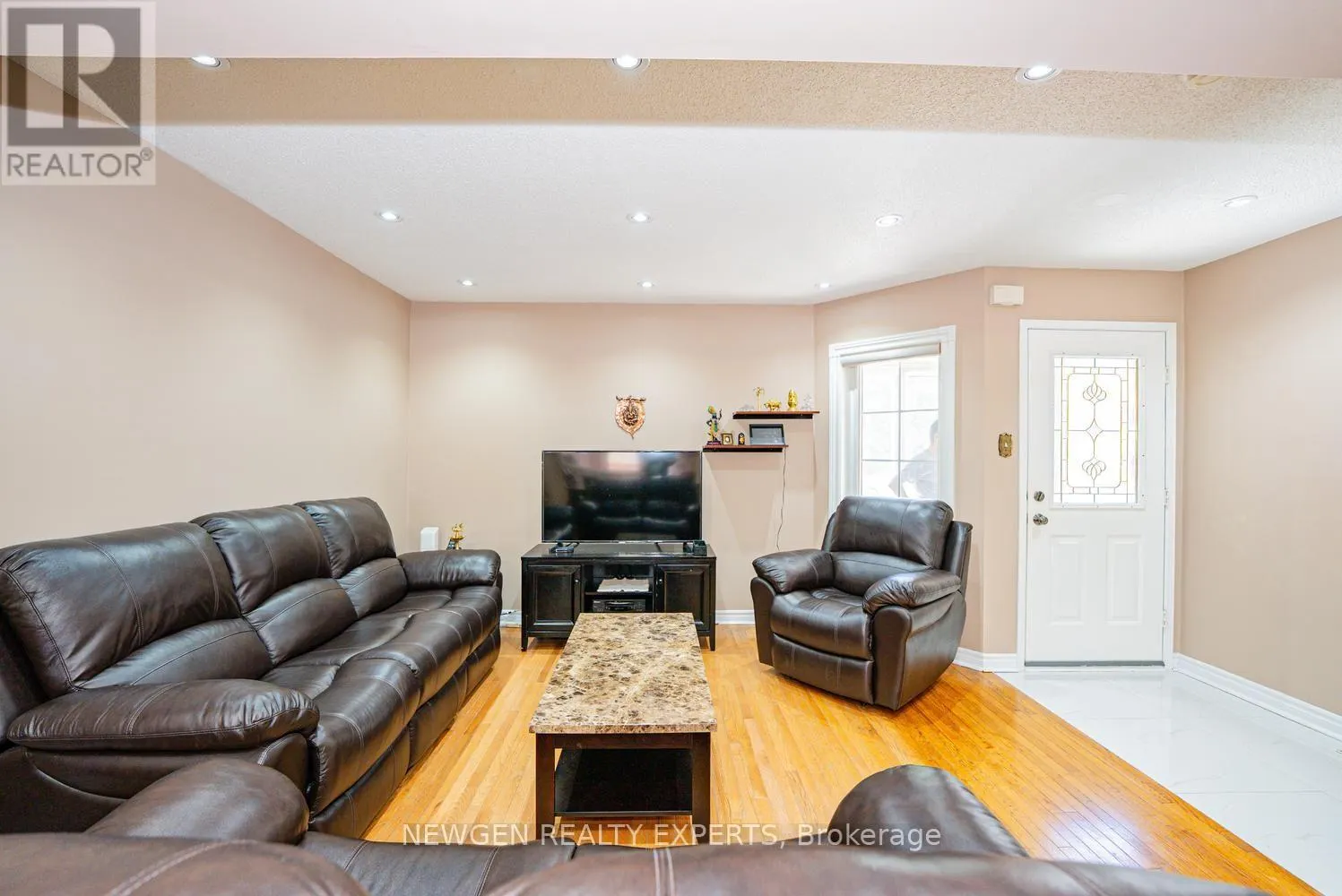 42 MCCLEAVE CRESCENT