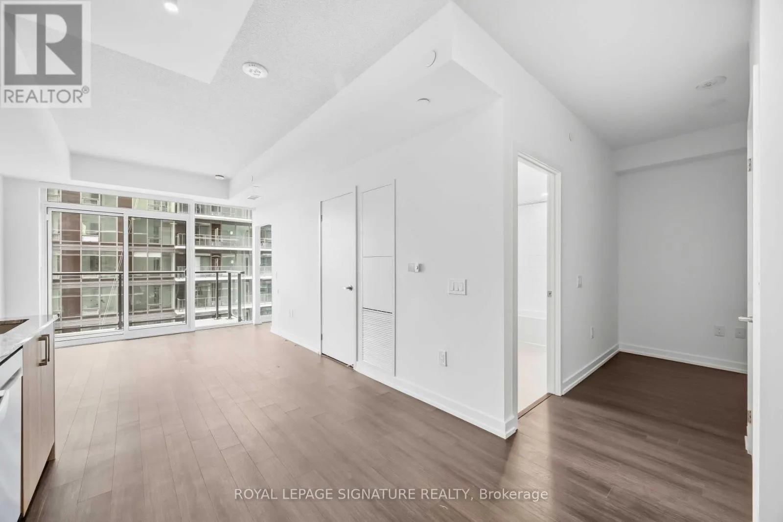 2216 - 4010 EGLINTON AVENUE W