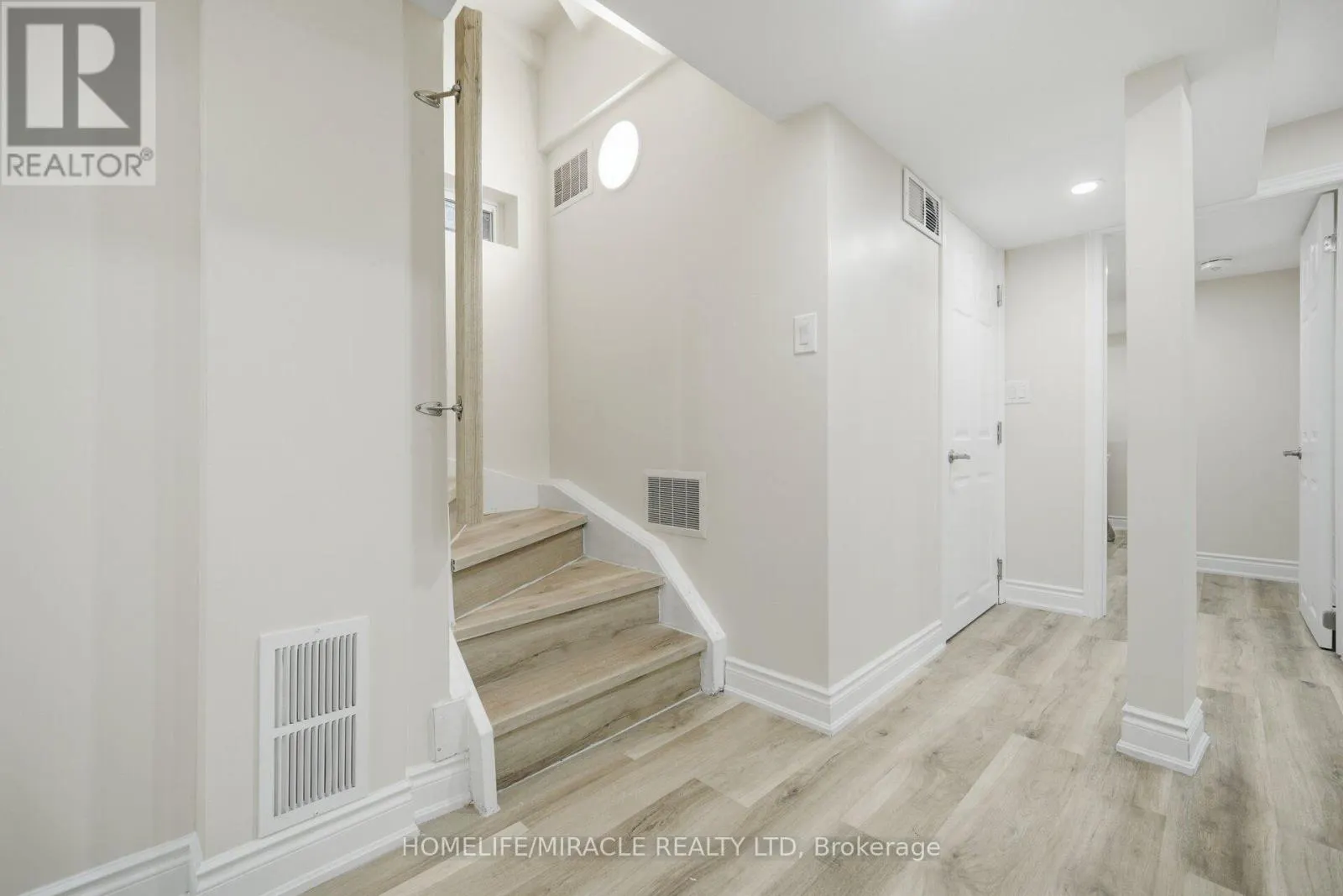 33 RIDGEFIELD COURT
