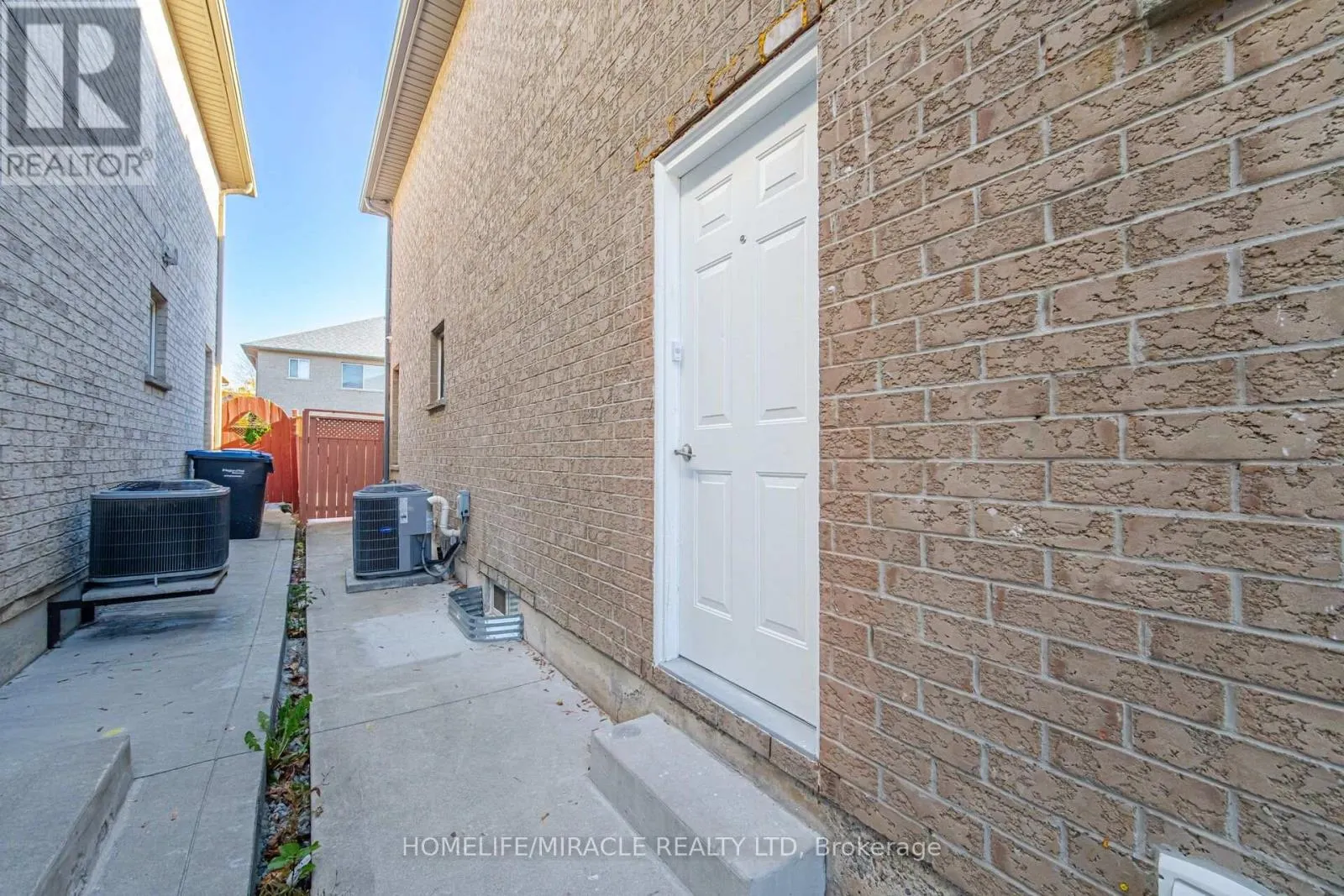 33 RIDGEFIELD COURT