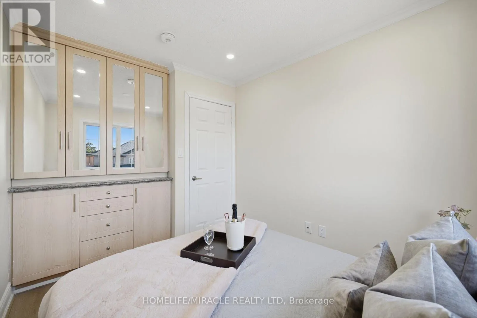 33 RIDGEFIELD COURT