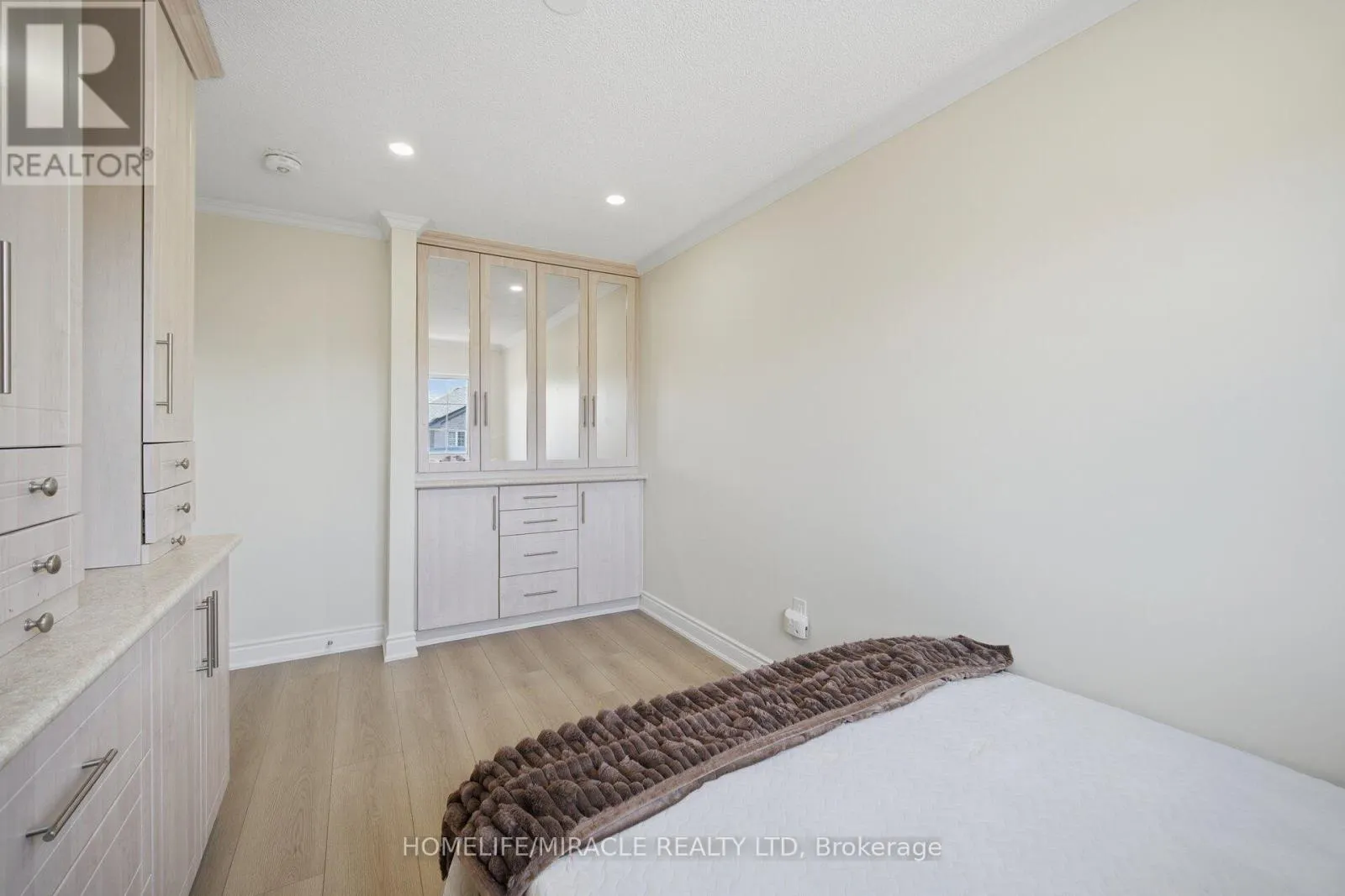 33 RIDGEFIELD COURT