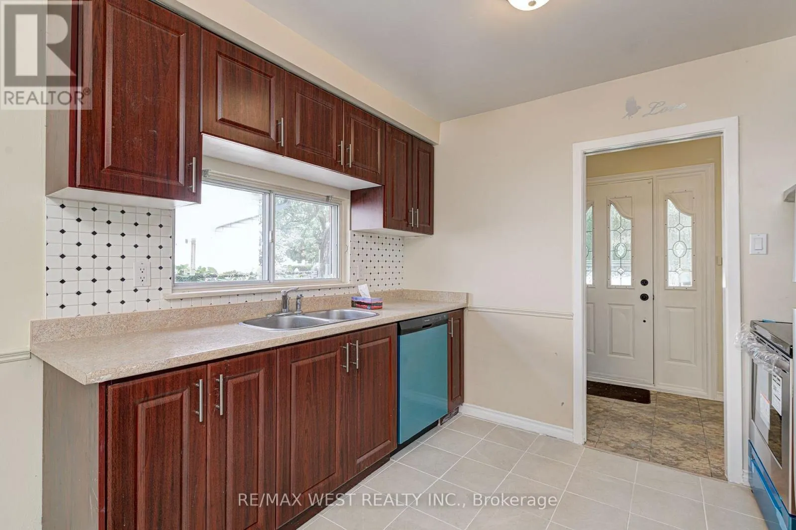 UPPER LVL - 18 GLENFOREST ROAD