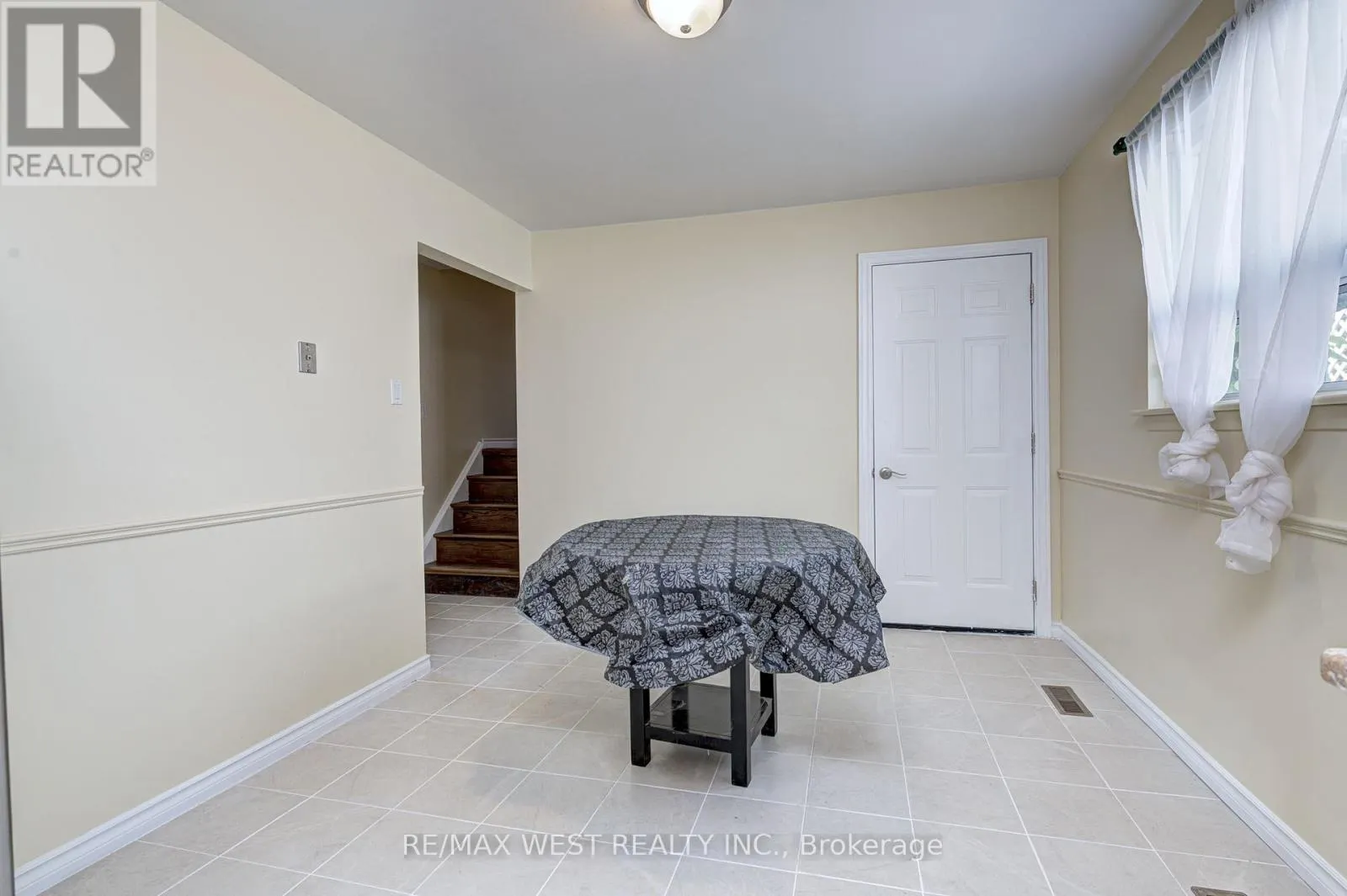 UPPER LVL - 18 GLENFOREST ROAD