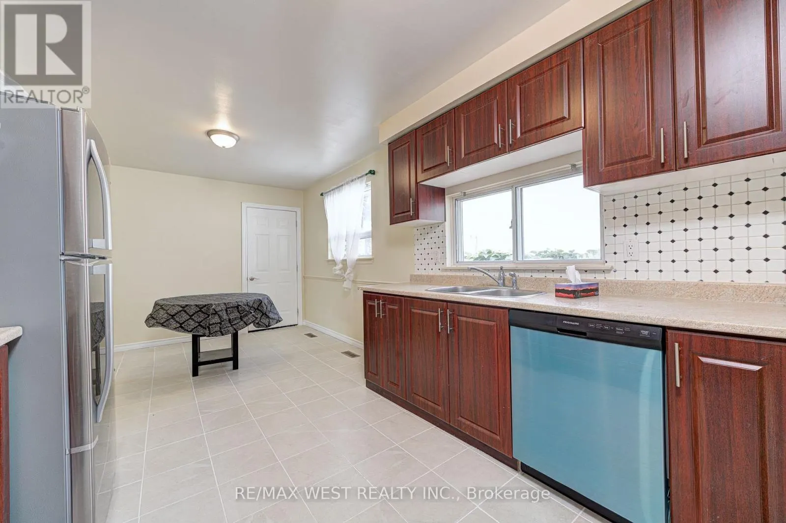 UPPER LVL - 18 GLENFOREST ROAD