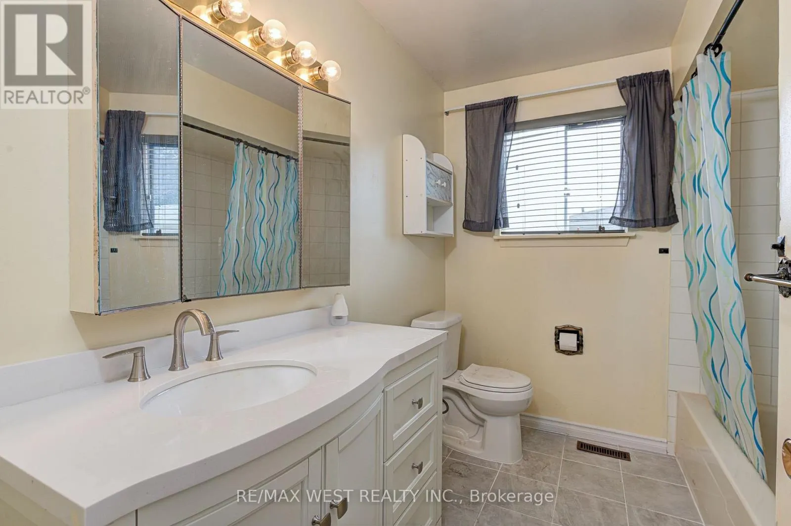 UPPER LVL - 18 GLENFOREST ROAD